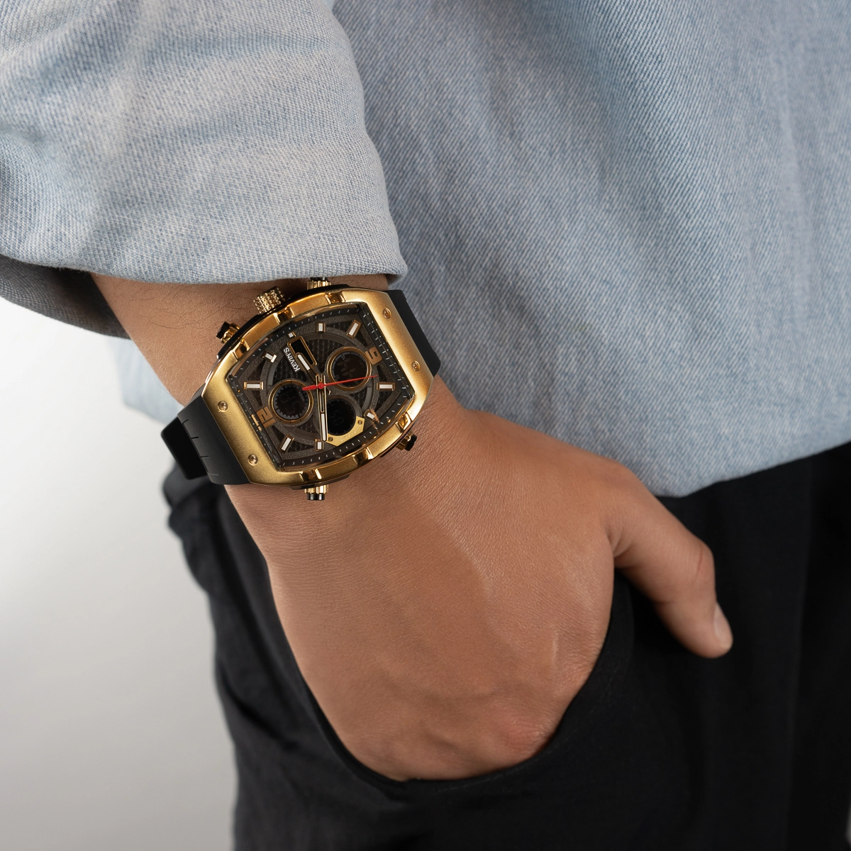 Reloj Kevins analogo y digital, para Hombre, tablero rectangular colores gris y dorado, estilo index + arabigo, pulso silicona color negro, calendario
