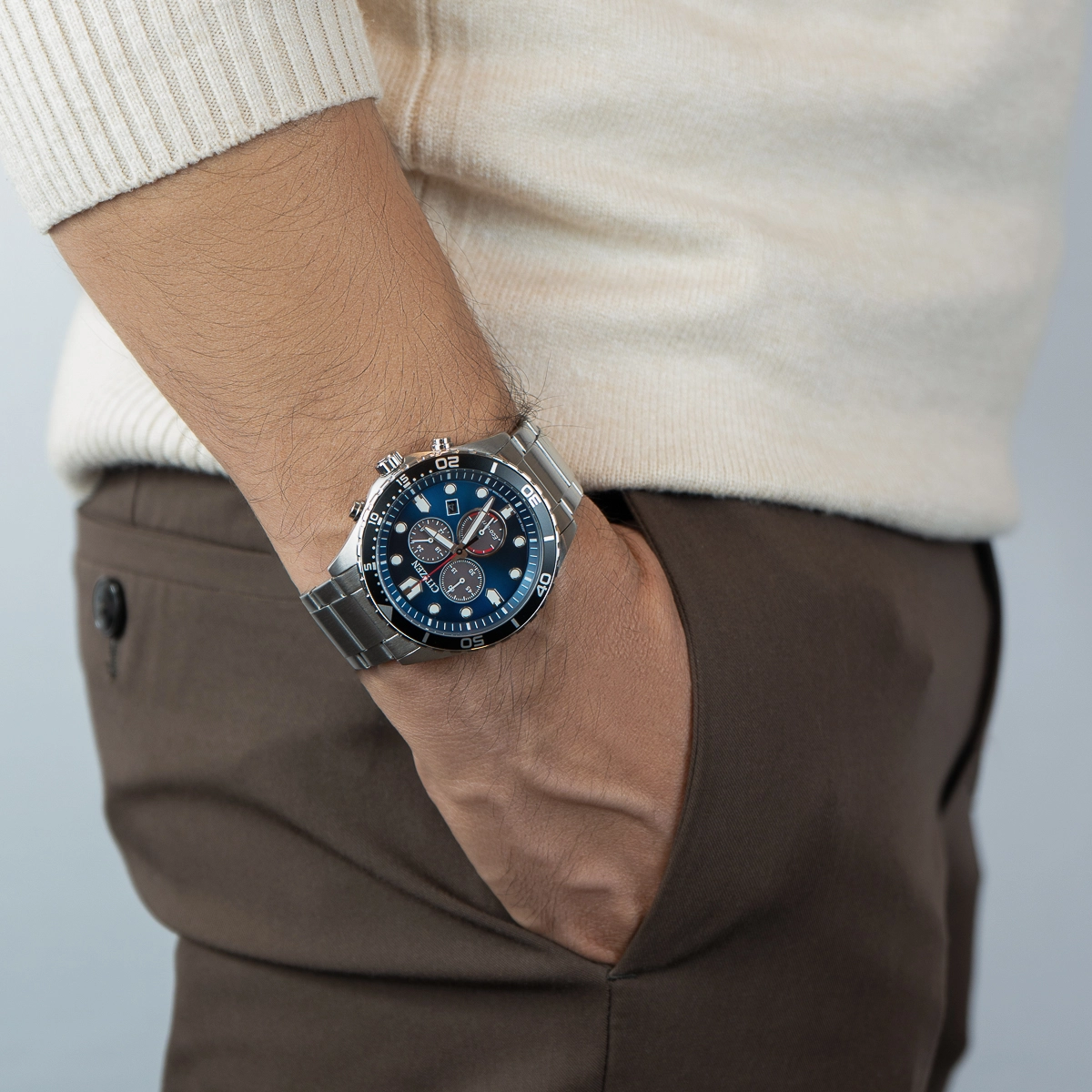 Reloj Citizen analogo, para Hombre, tablero redondo colores azul y gris, estilo index + puntos, pulso acero color plateado, calendario, cronografo