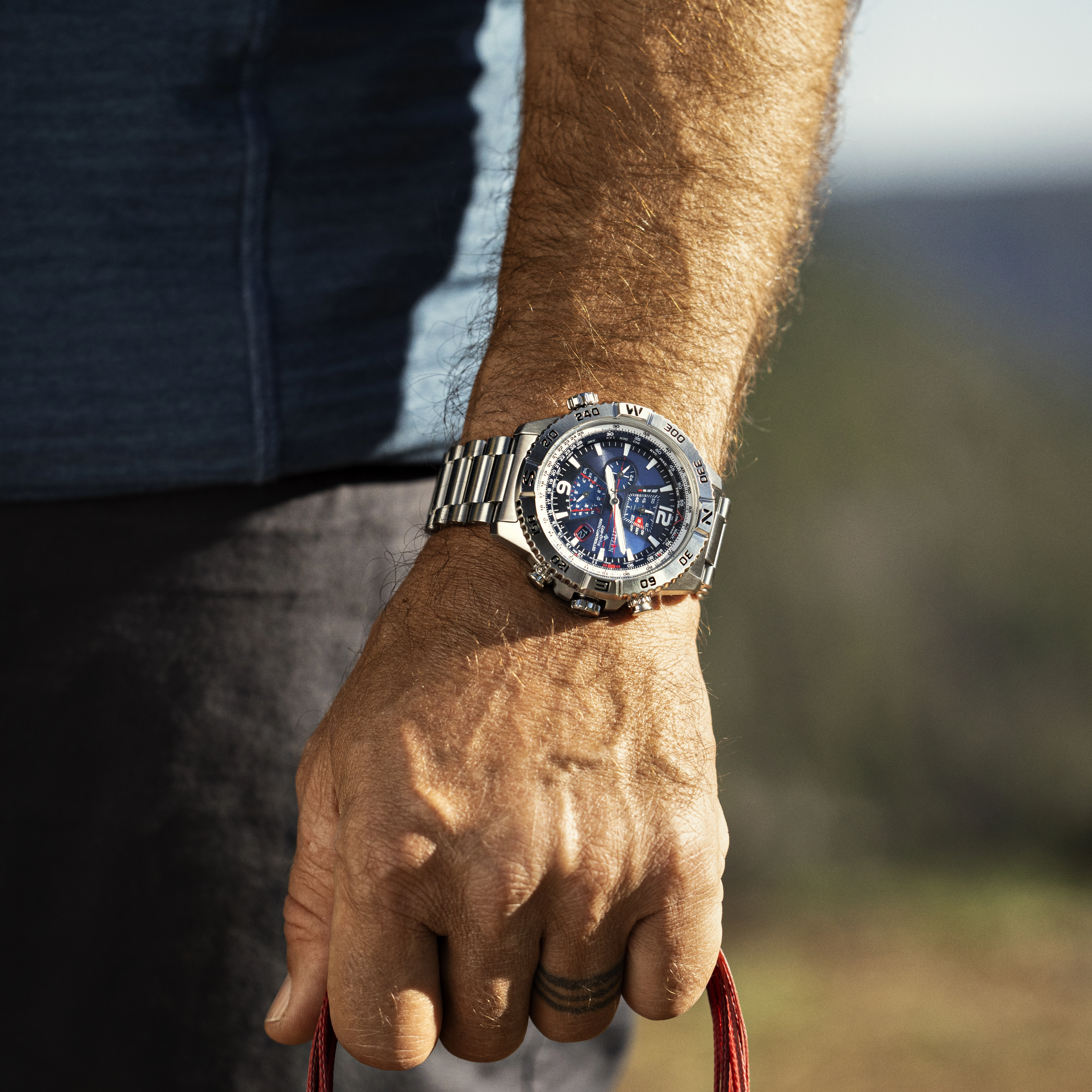 Reloj Citizen análogo, para Hombre, tablero redondo color azul, estilo index + arábigo, pulso acero color plateado, calendario, cronografo