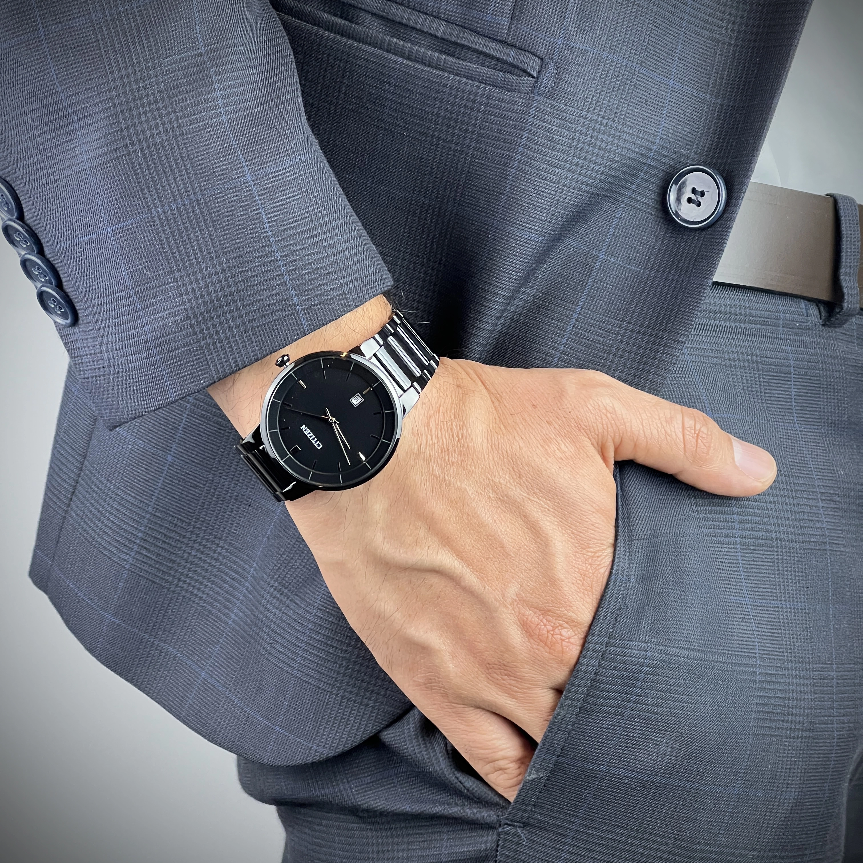 Reloj Citizen analogo, para Hombre, tablero redondo color negro, estilo sin numeros, pulso acero color negro, calendario