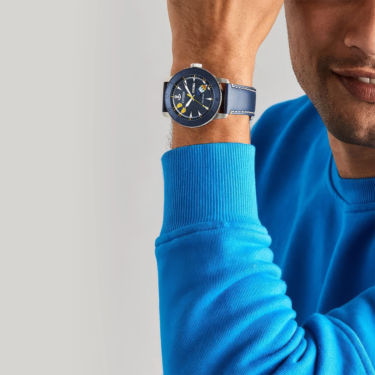 Reloj Citizen análogo, para Hombre, tablero redondo color azul, estilo index, pulso cuero color azul, calendario