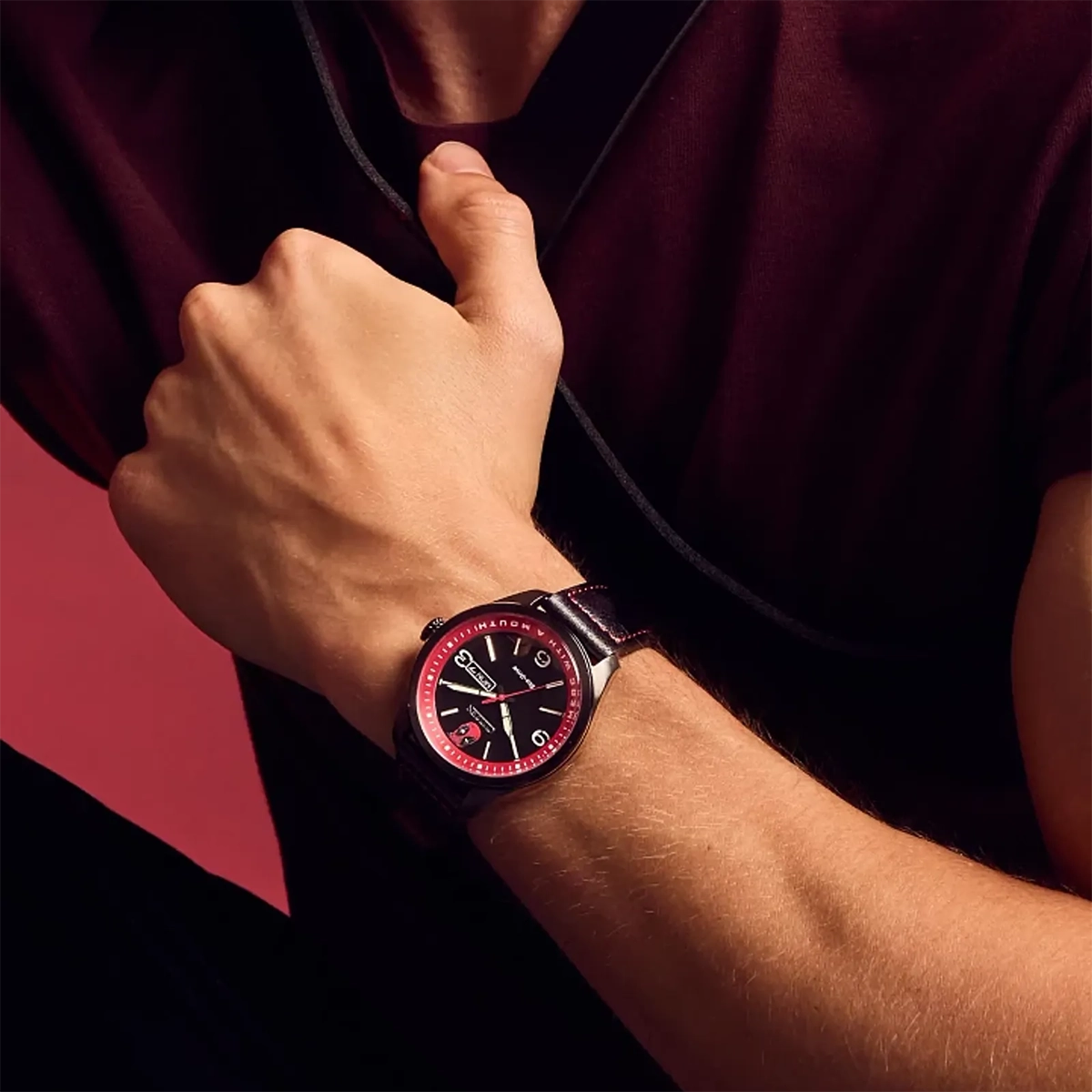 Reloj Citizen análogo, para Hombre, tablero redondo color negro, estilo index + arábigo, pulso cuero color negro, calendario