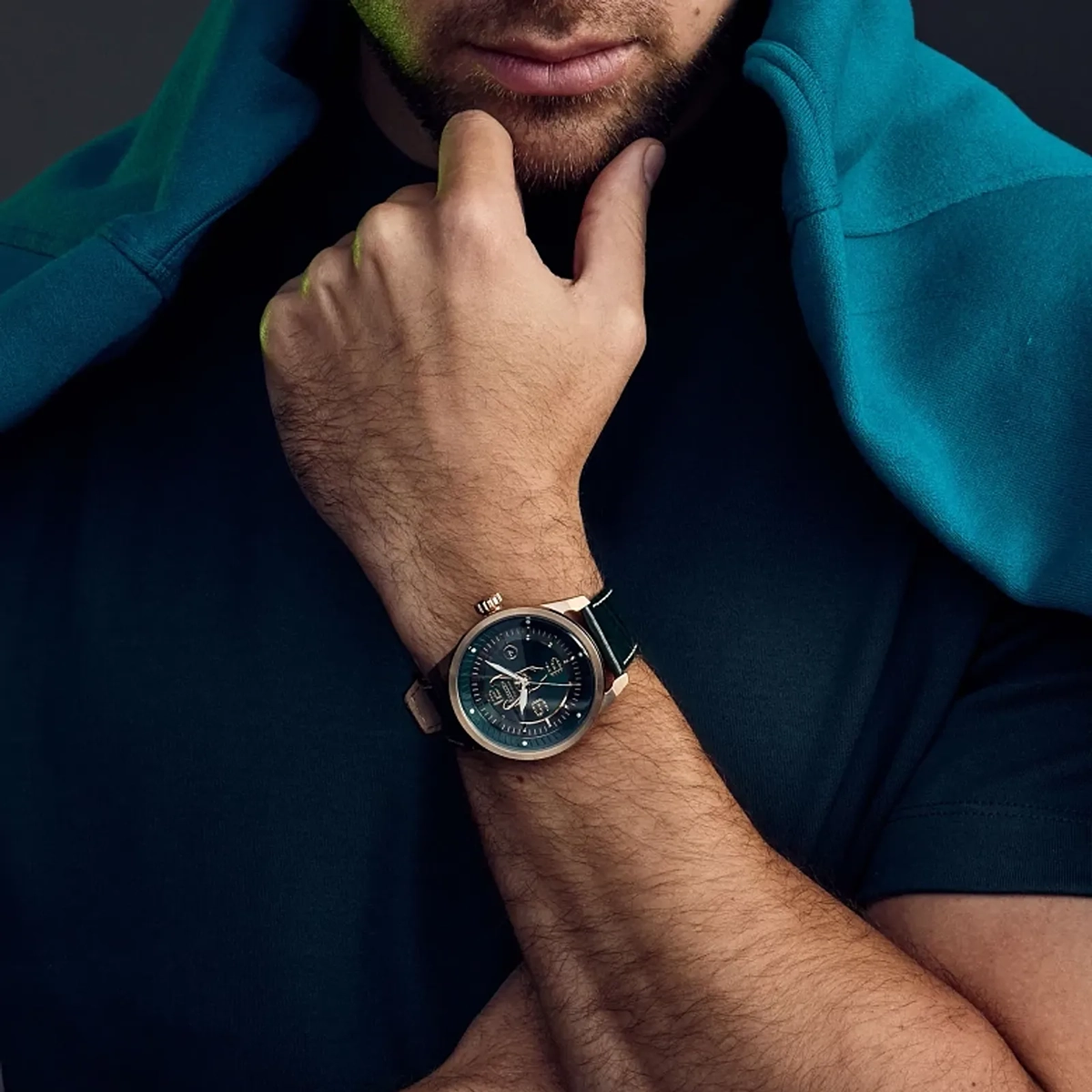 Reloj Citizen análogo, para Hombre, tablero redondo color verde, estilo index + arábigo, pulso cuero color verde, calendario