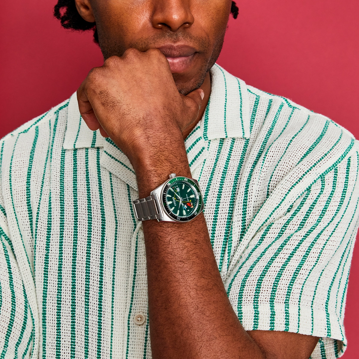 Reloj Citizen análogo, para Hombre, tablero redondo color verde, estilo index, pulso acero color plateado, calendario