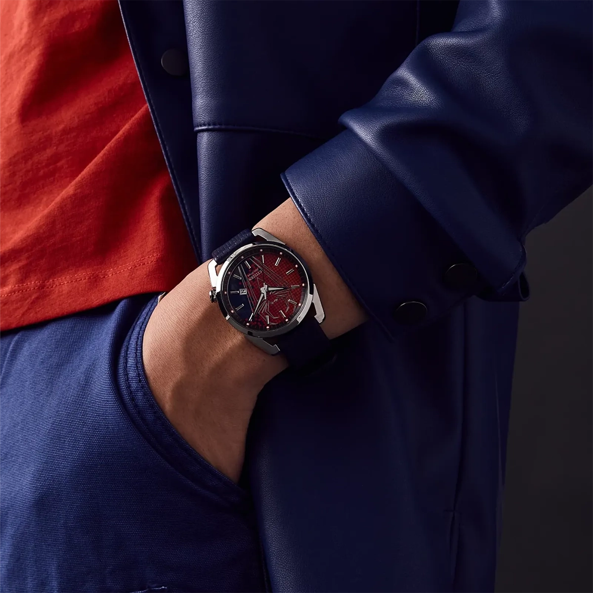 Reloj Citizen análogo, para Hombre, tablero redondo colores rojo y azul, estilo index, pulso cuero color azul, calendario