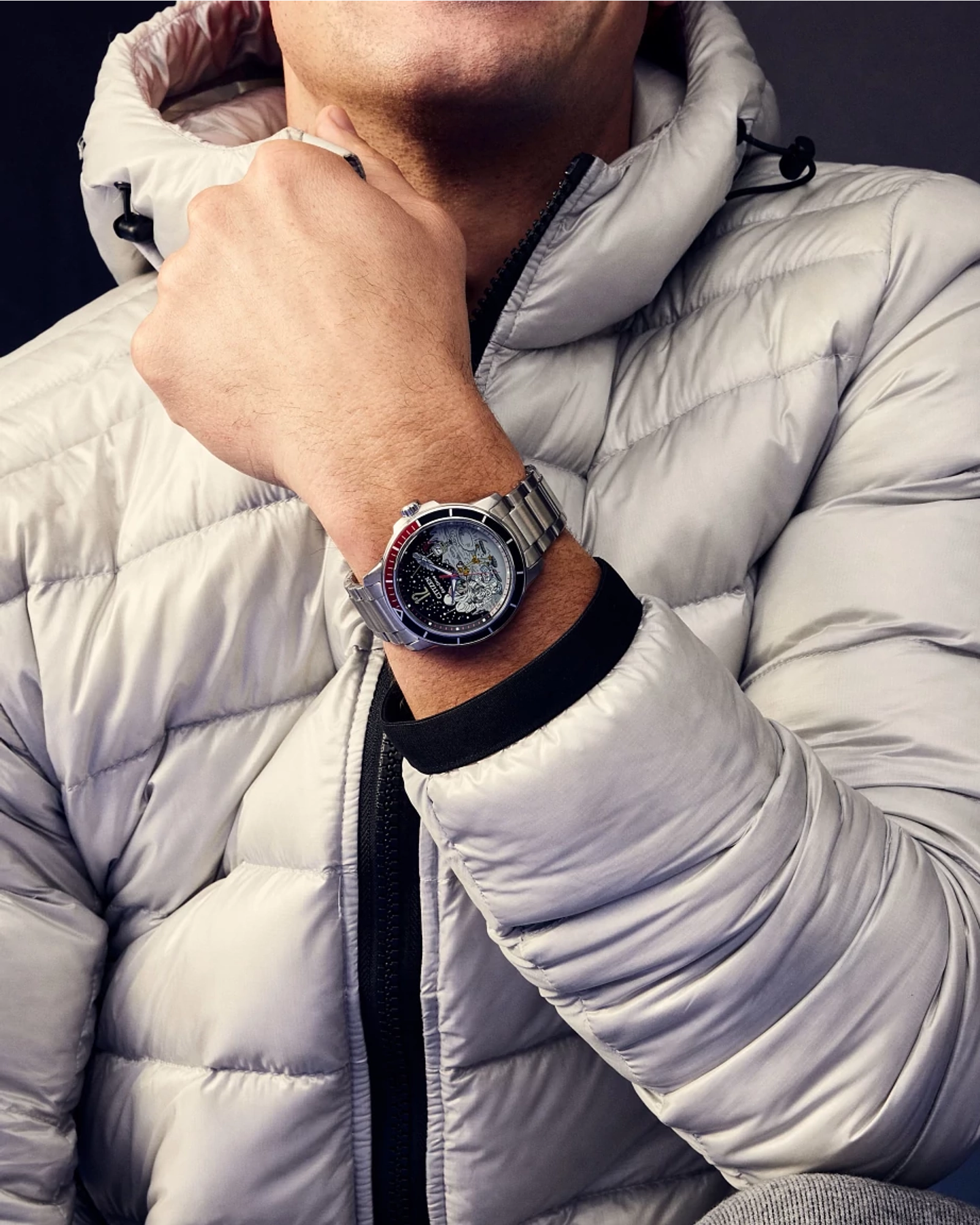 Reloj Citizen análogo, para Hombre, tablero redondo colores plateado y negro, estilo puntos + arábigo, pulso acero color plateado, calendario