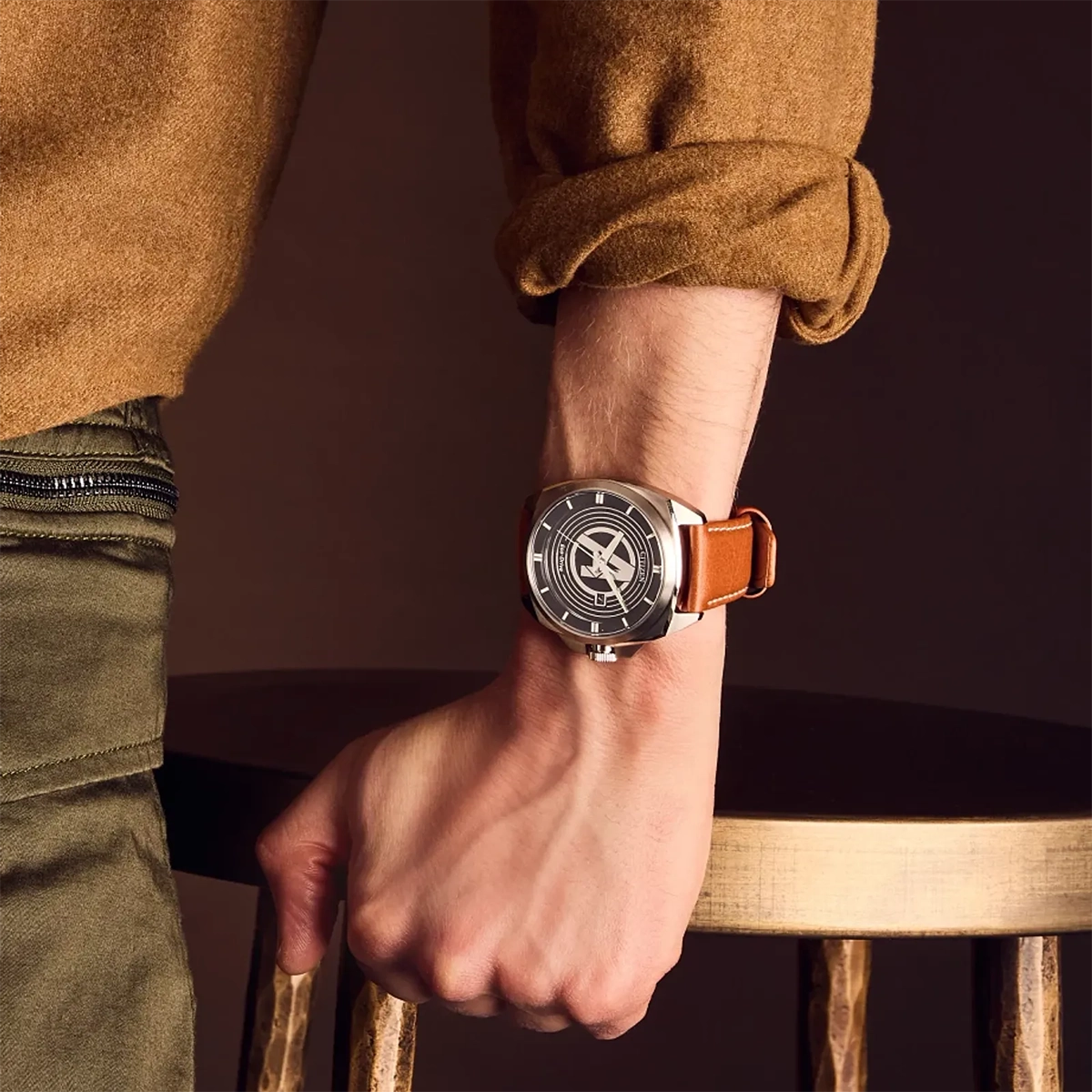 Reloj Citizen análogo, para Hombre, tablero redondo color negro, estilo index, pulso cuero color café, calendario