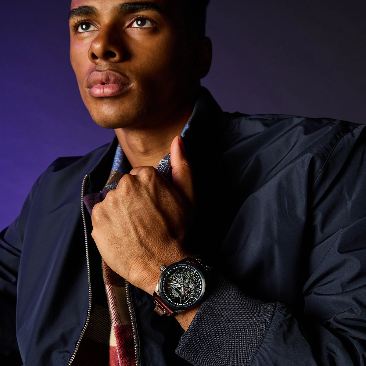 Reloj Citizen análogo, para Hombre, tablero redondo colores negro y verde, estilo puntos, pulso cuero color café, calendario
