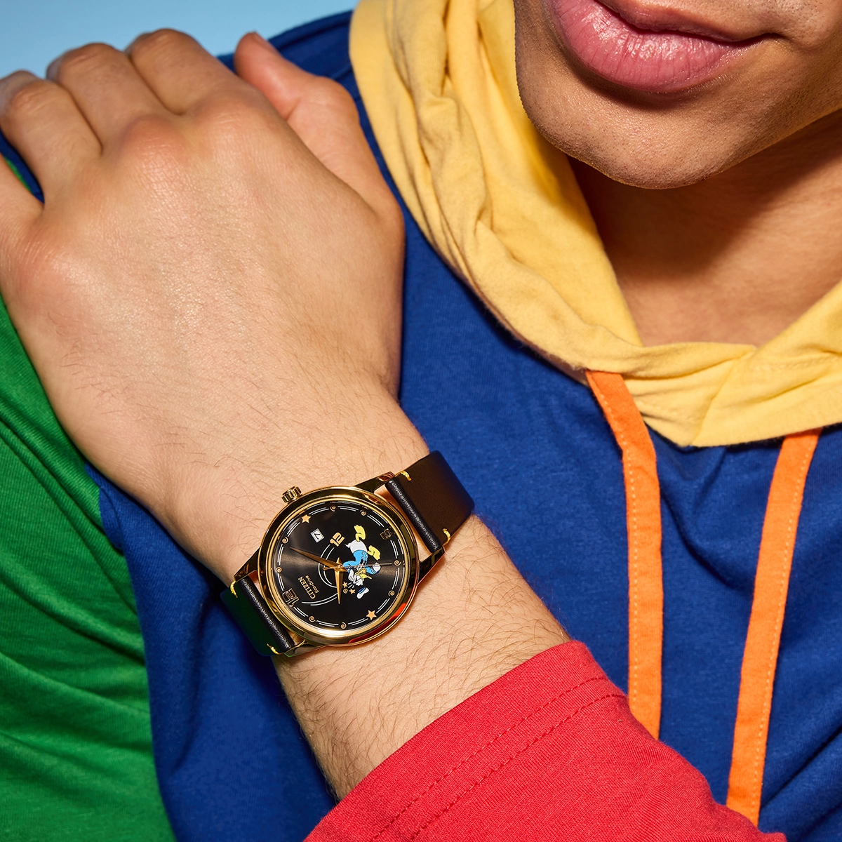 Reloj Citizen análogo, para Hombre, tablero redondo color negro, estilo puntos + arábigo, pulso cuero color negro, calendario