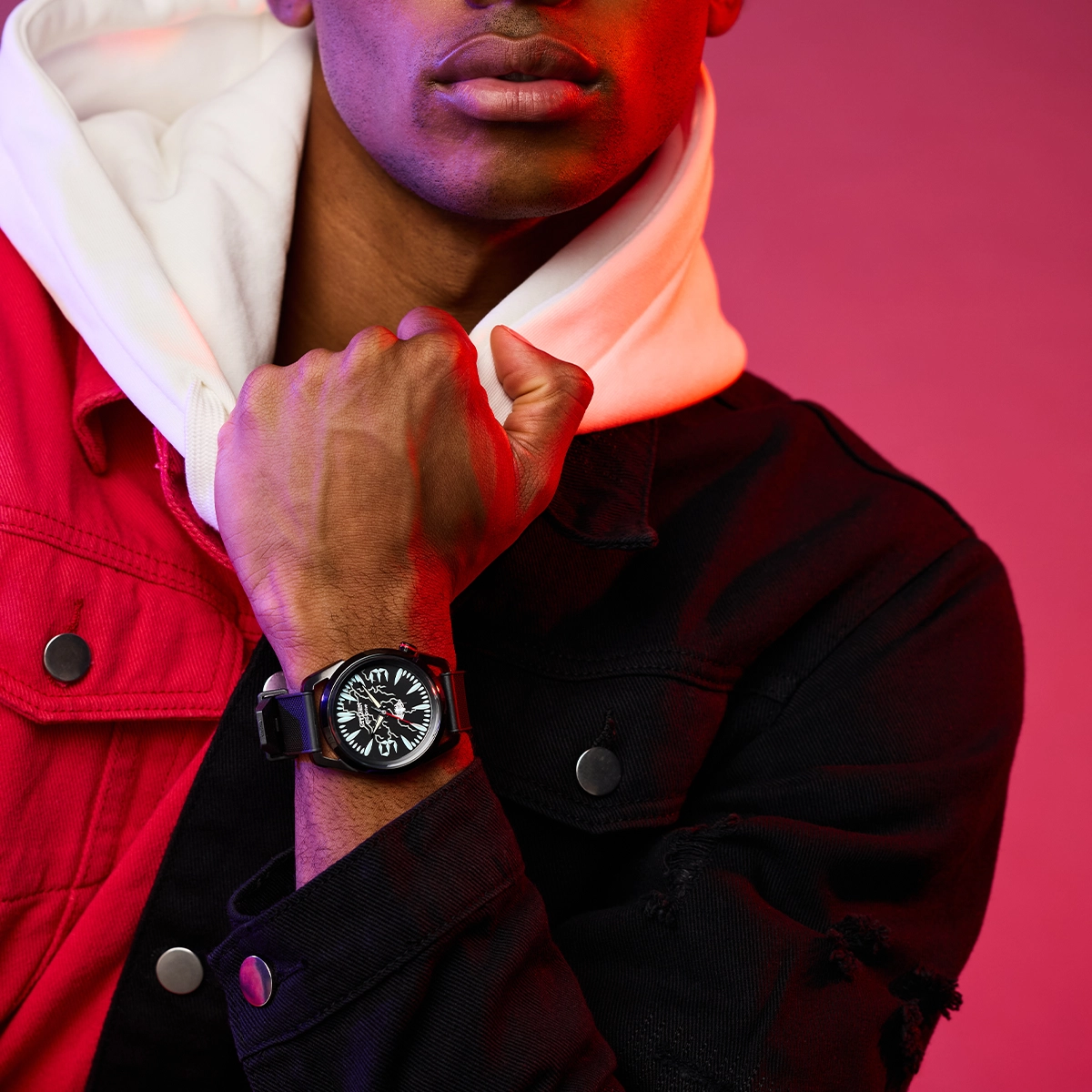 Reloj Citizen análogo, para Hombre, tablero redondo colores negro y azul, estilo index + arábigo, pulso silicona color negro