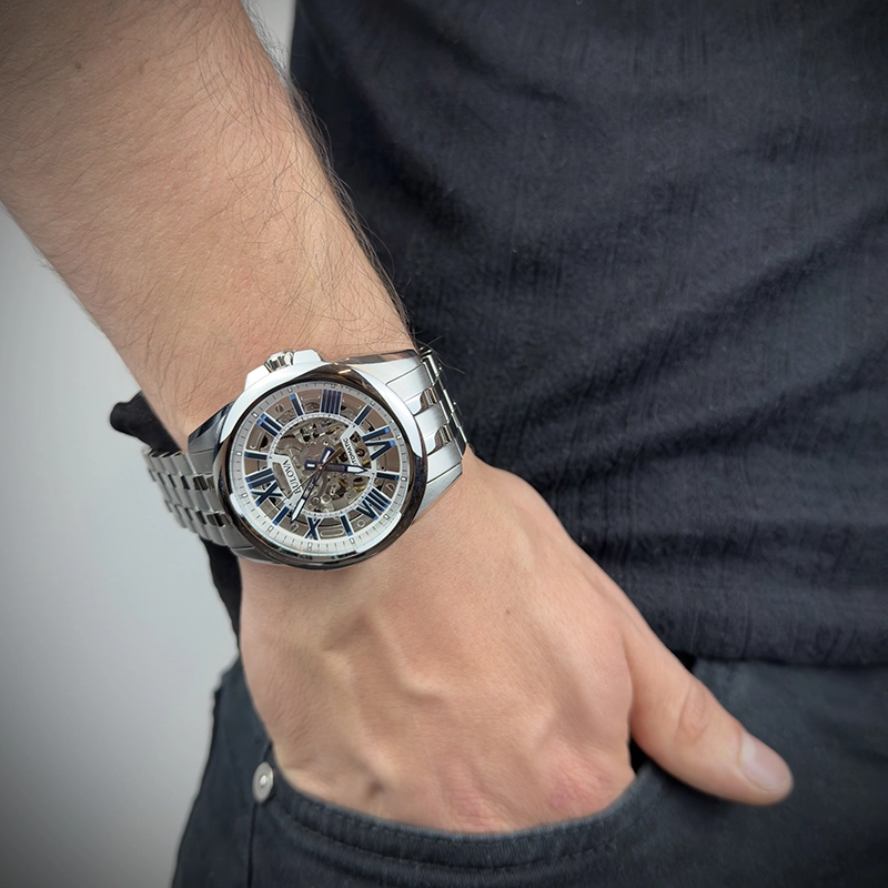 Reloj Bulova análogo, para Hombre, tablero redondo colores plateado y azul, estilo index + romano, pulso acero color plateado