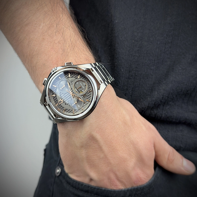 Reloj Bulova análogo, para Hombre, tablero redondo color gris, estilo index, pulso acero color plateado, cronografo