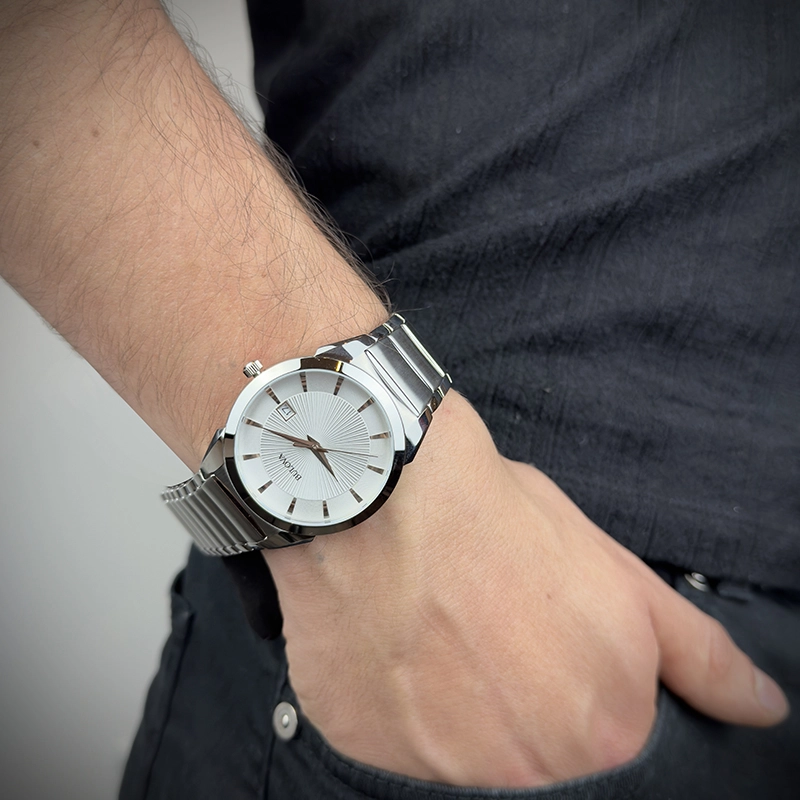 Reloj Bulova análogo, para Hombre, tablero redondo color plateado, estilo index, pulso acero color plateado, calendario