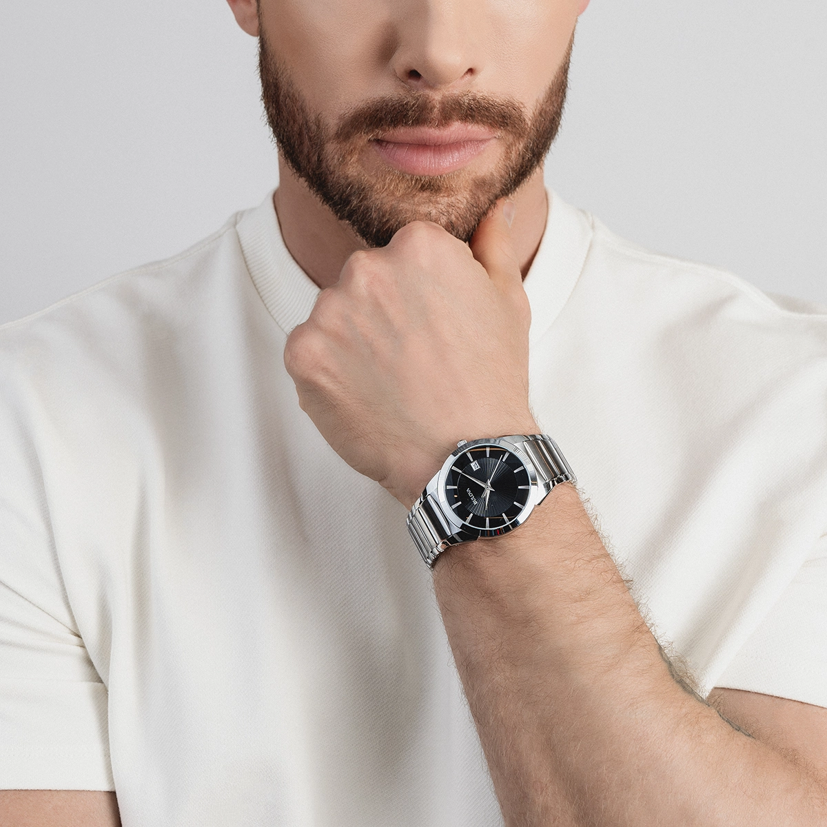 Reloj Bulova análogo, para Hombre, tablero redondo colores negro y plateado, estilo index, pulso acero color plateado, calendario