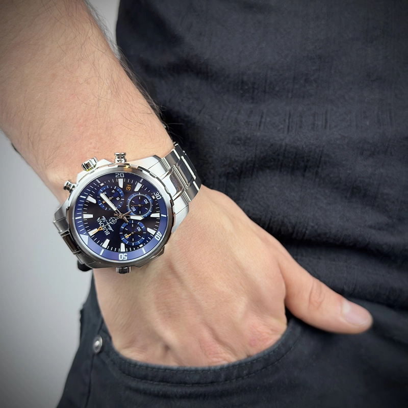 Reloj Bulova análogo, para Hombre, tablero redondo colores azul y blanco, estilo index, pulso acero color plateado, calendario, cronografo