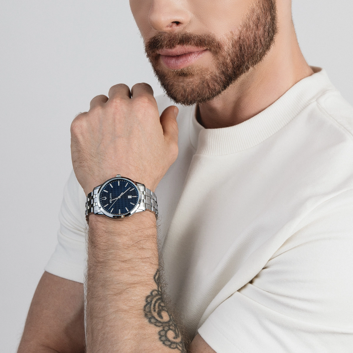 Reloj Bulova análogo, para Hombre, tablero redondo colores azul y plateado, estilo index, pulso acero color plateado, calendario