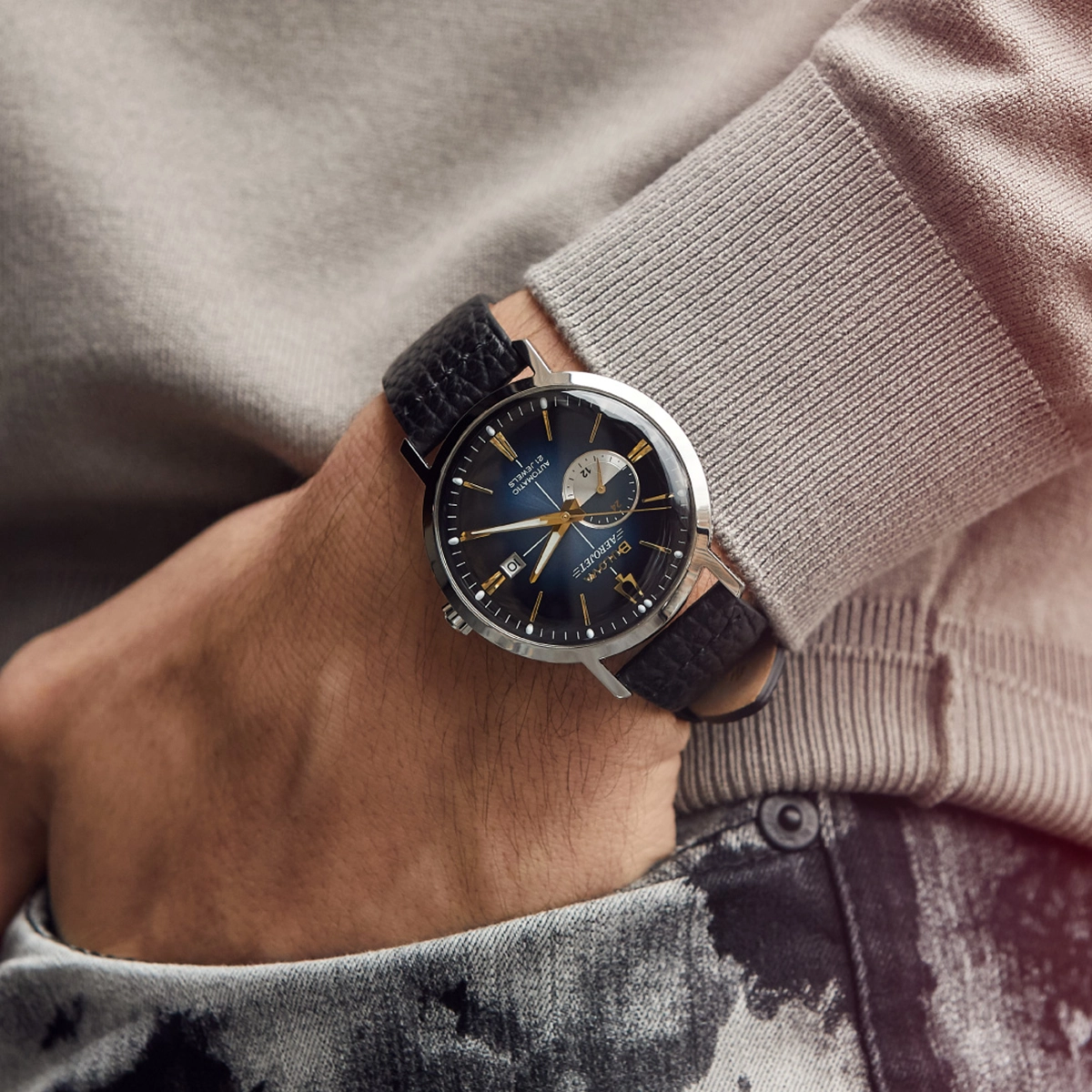 Reloj Bulova análogo, para Hombre, tablero redondo color azul, estilo index, pulso cuero color negro, calendario