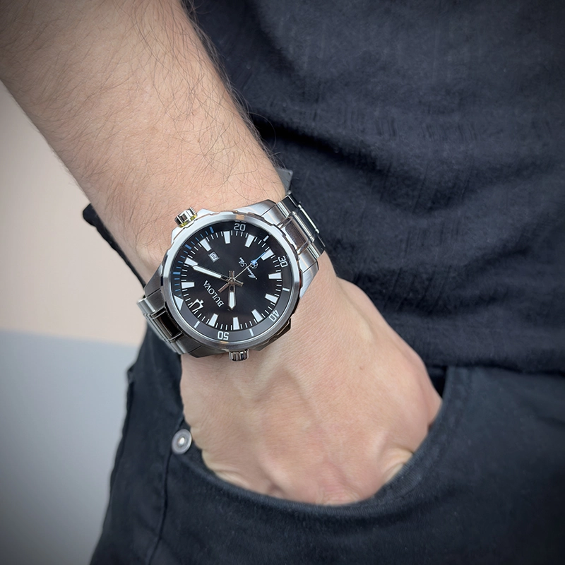 Reloj Bulova analogo, para Hombre, tablero redondo colores negro y blanco, estilo index, pulso acero color plateado, calendario