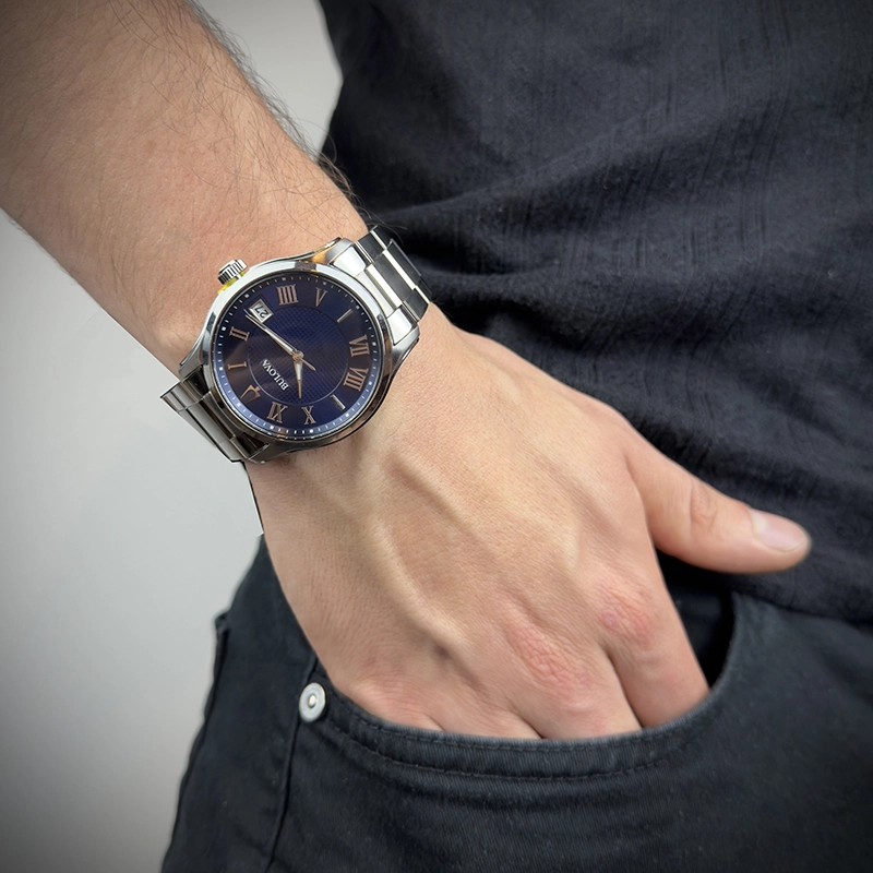 Reloj Bulova analogo, para Hombre, tablero redondo color azul, estilo index + romano, pulso acero color plateado, calendario