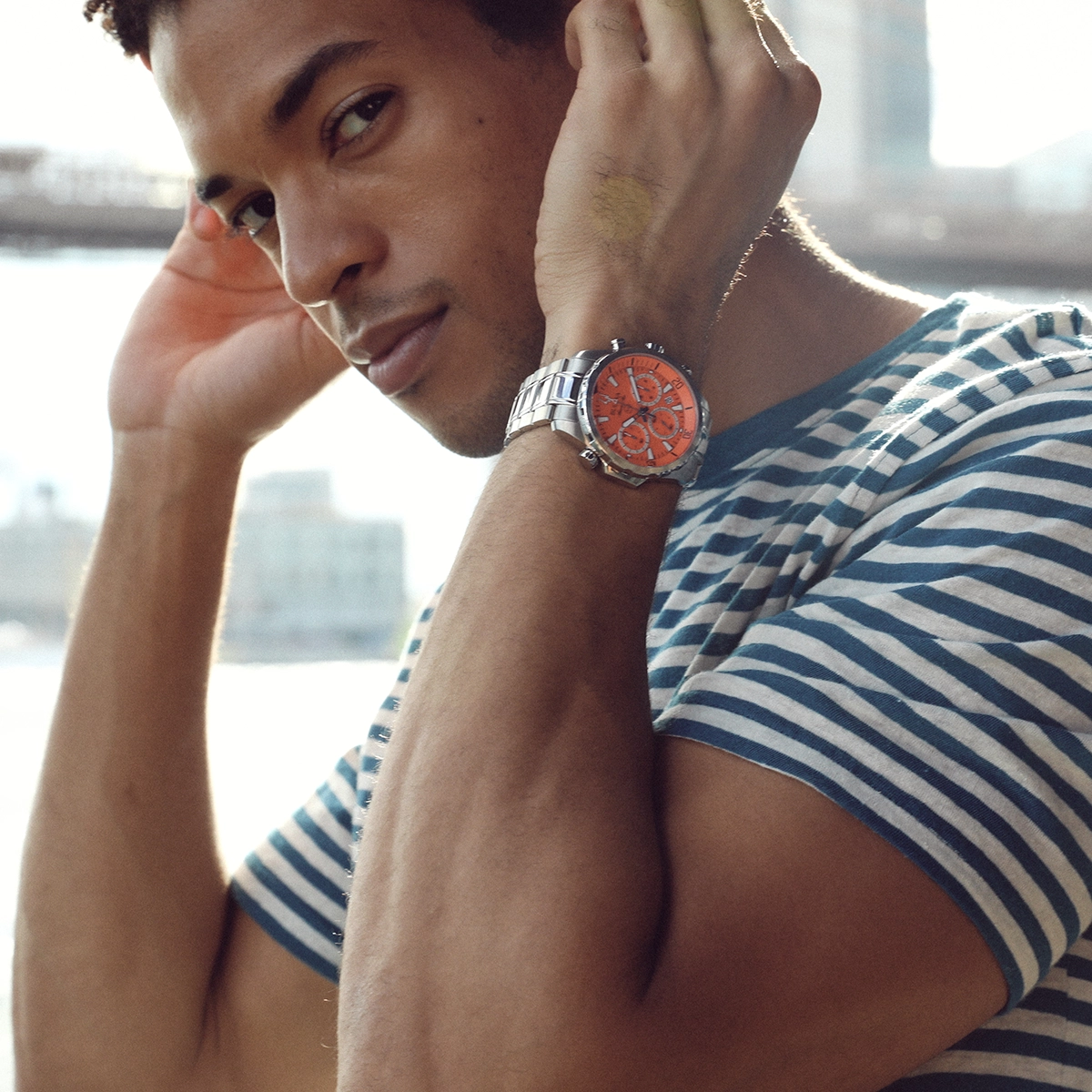 Reloj Bulova análogo, para Hombre, tablero redondo colores naranja y blanco, estilo index, pulso acero color plateado, calendario, cronografo
