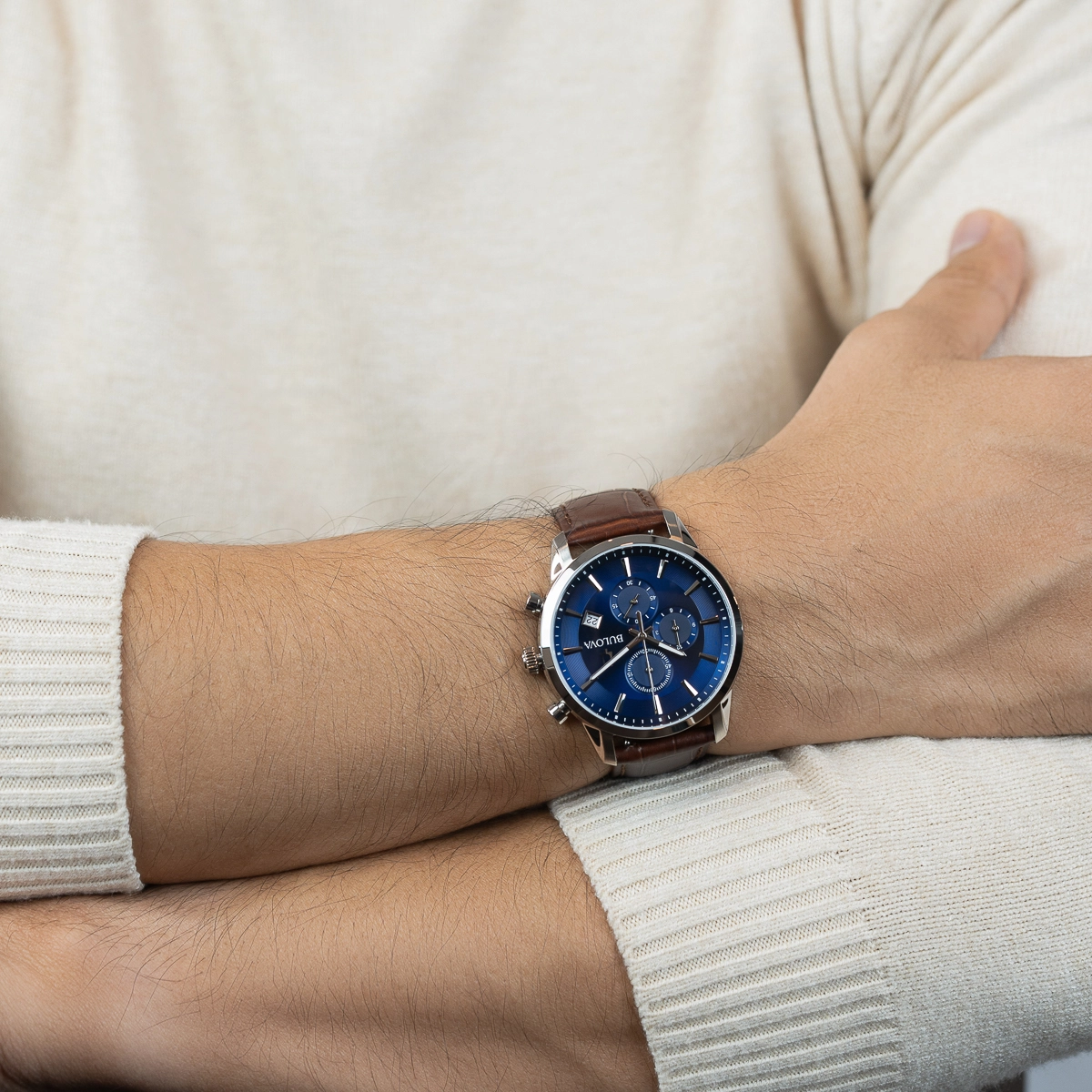 Reloj Bulova análogo, para Hombre, tablero redondo color azul, estilo index, pulso cuero color café, calendario, cronografo
