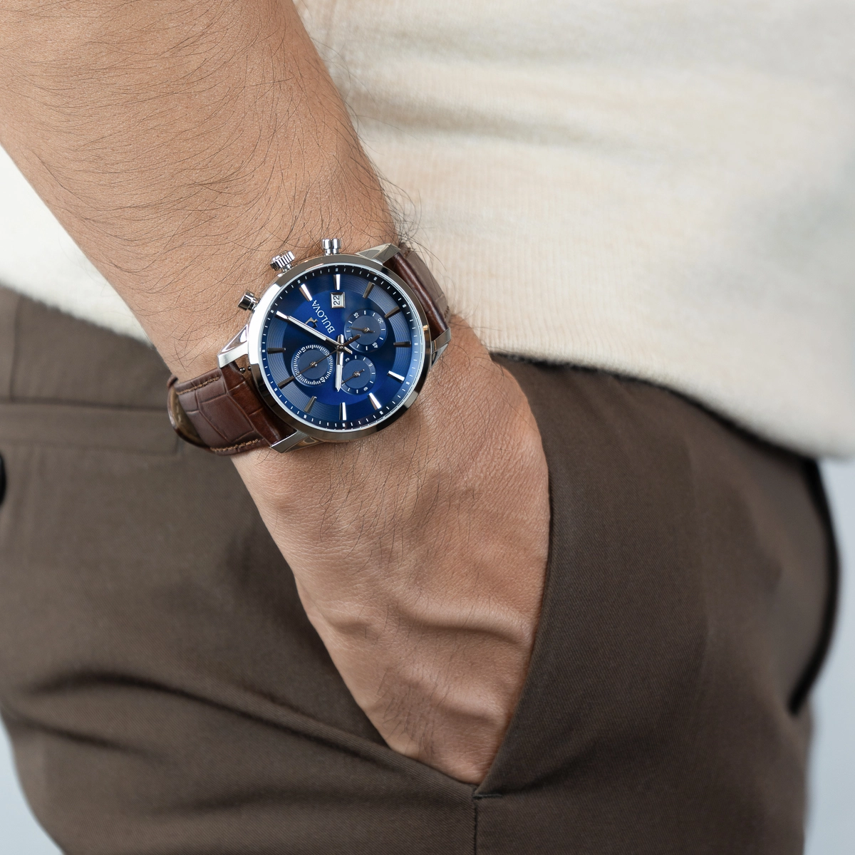 Reloj Bulova análogo, para Hombre, tablero redondo color azul, estilo index, pulso cuero color café, calendario, cronografo