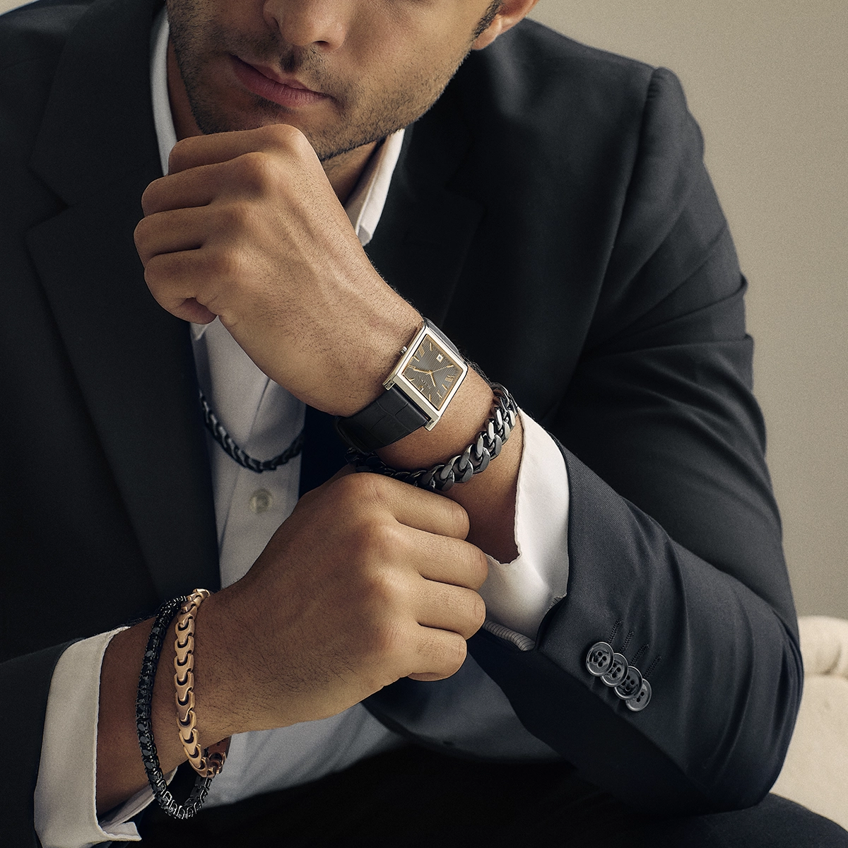 Reloj Bulova análogo, para Hombre, tablero rectangular color café, estilo index + romano, pulso cuero color negro, calendario