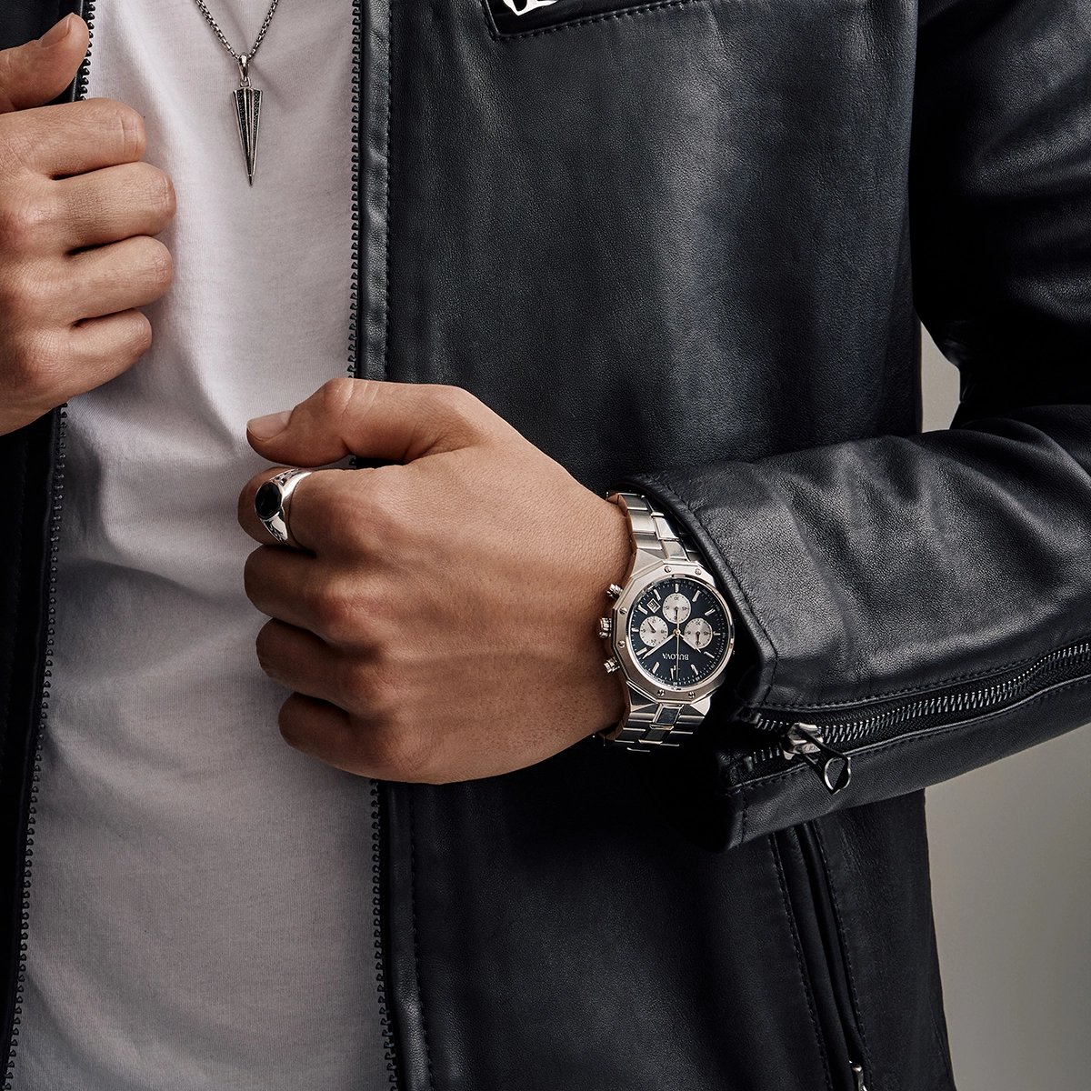 Reloj Bulova análogo, para Hombre, tablero redondo colores gris, negro y plateado, estilo index, pulso acero color plateado, calendario, cronografo