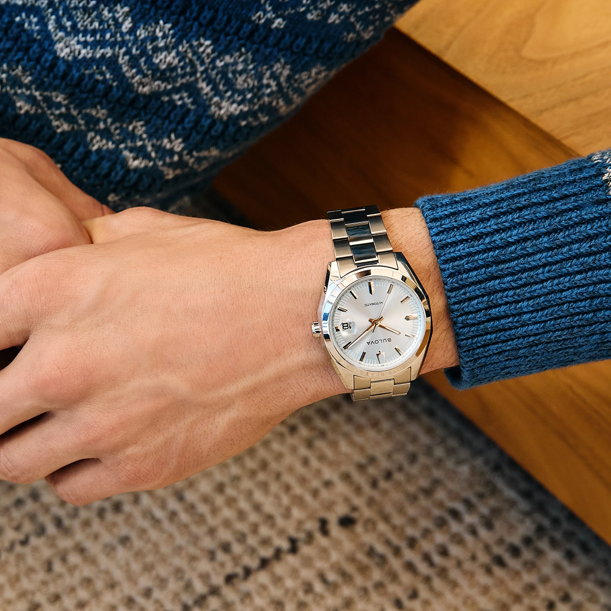 Reloj Bulova análogo, para Hombre, tablero redondo color azul, estilo index, pulso acero color plateado, calendario
