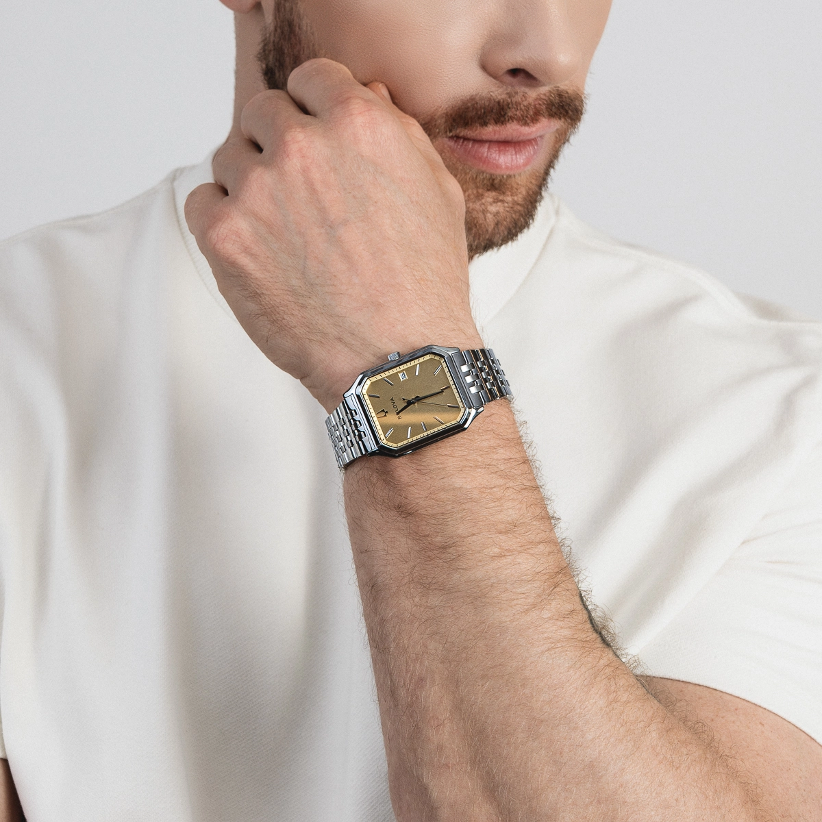 Reloj Bulova análogo, para Hombre, tablero rectangular color dorado, estilo index, pulso acero color plateado, calendario