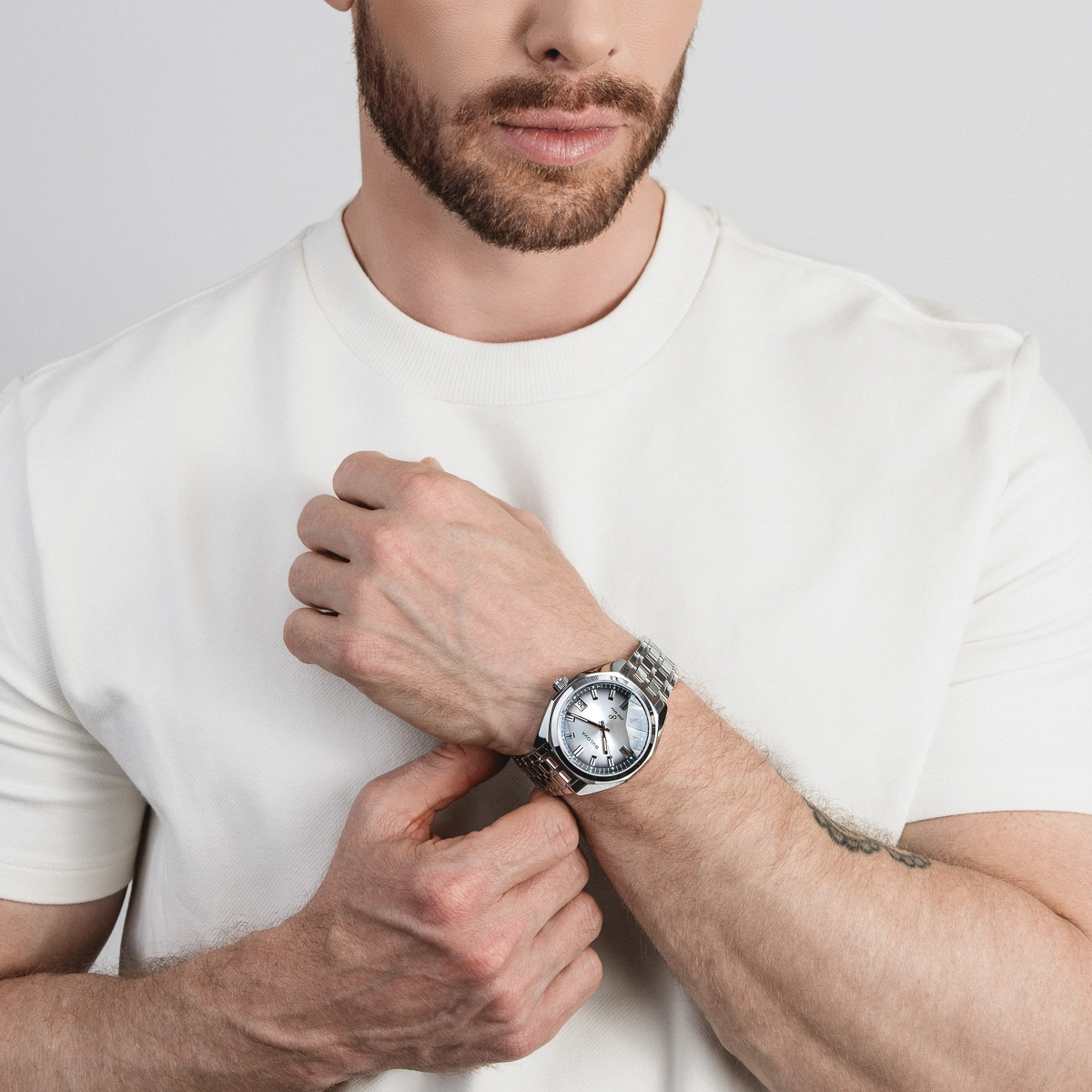 Reloj Bulova análogo, para Hombre, tablero redondo color plateado, estilo index, pulso acero color plateado, calendario