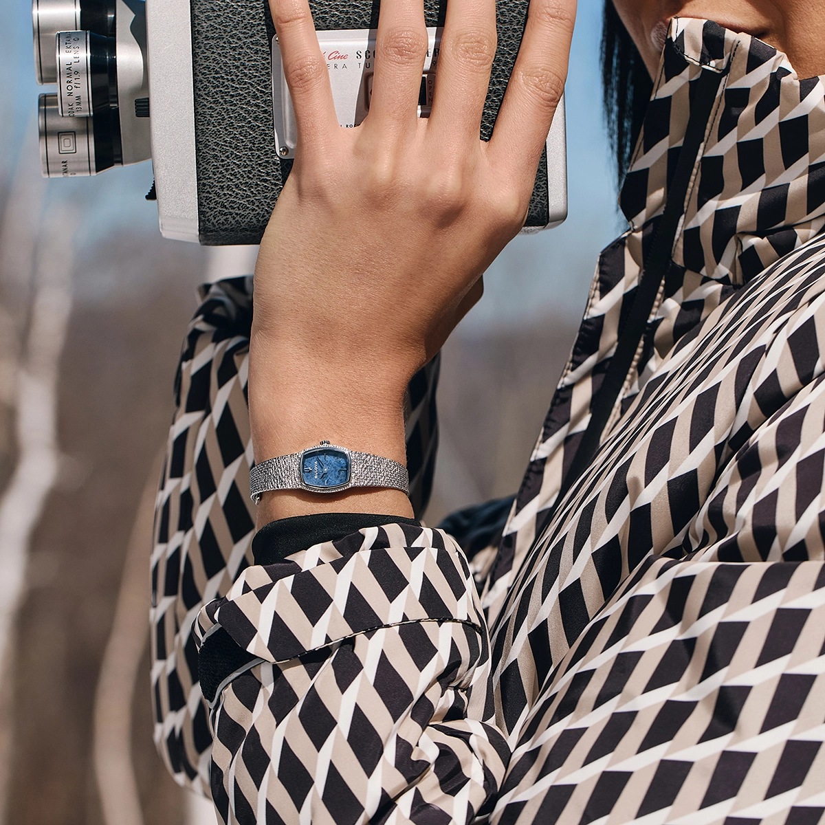 Reloj Bulova análogo, para Dama, tablero rectangular color azul, estilo index, pulso acero color plateado