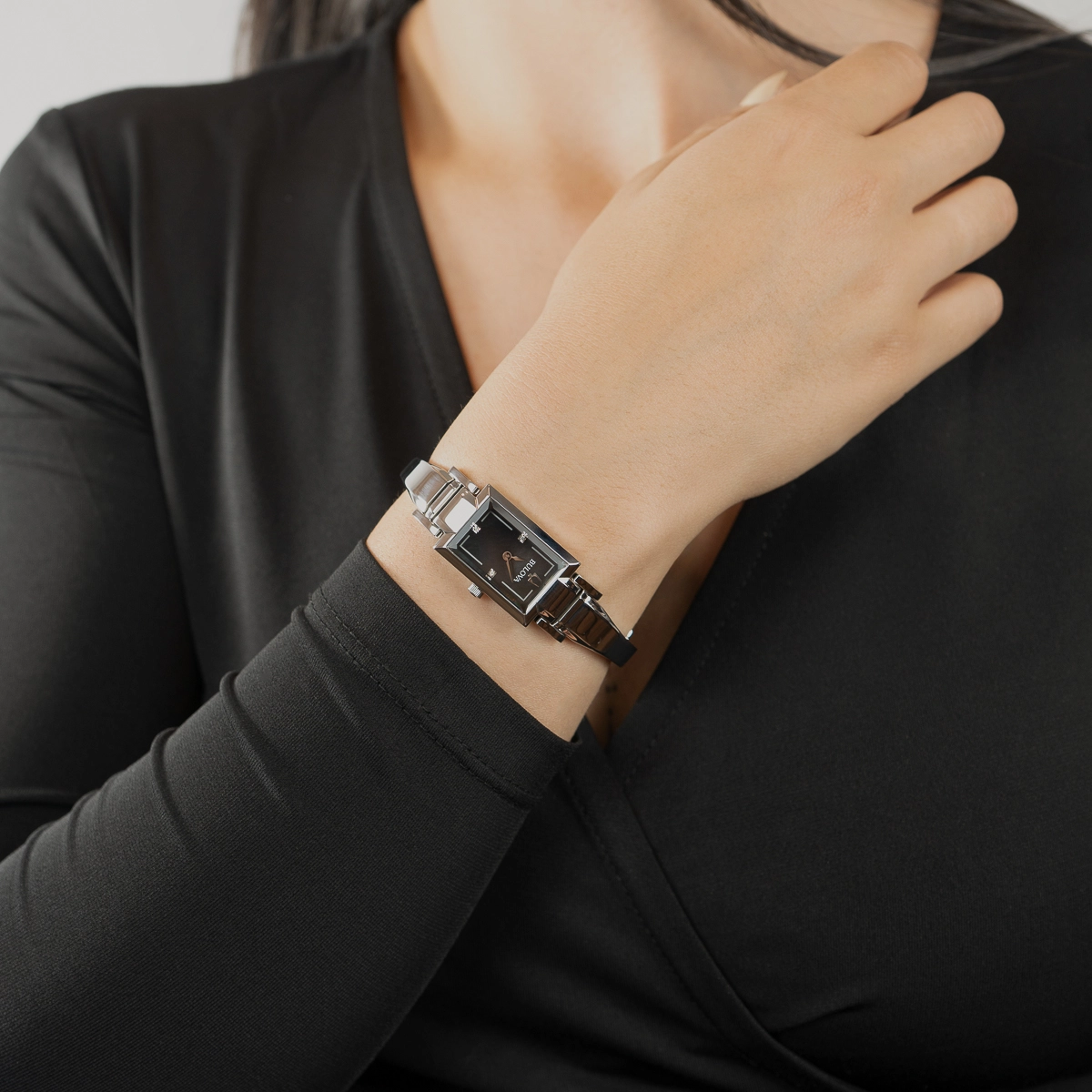 Reloj Bulova análogo, para Dama, tablero rectangular color negro, estilo puntos, pulso acero color plateado
