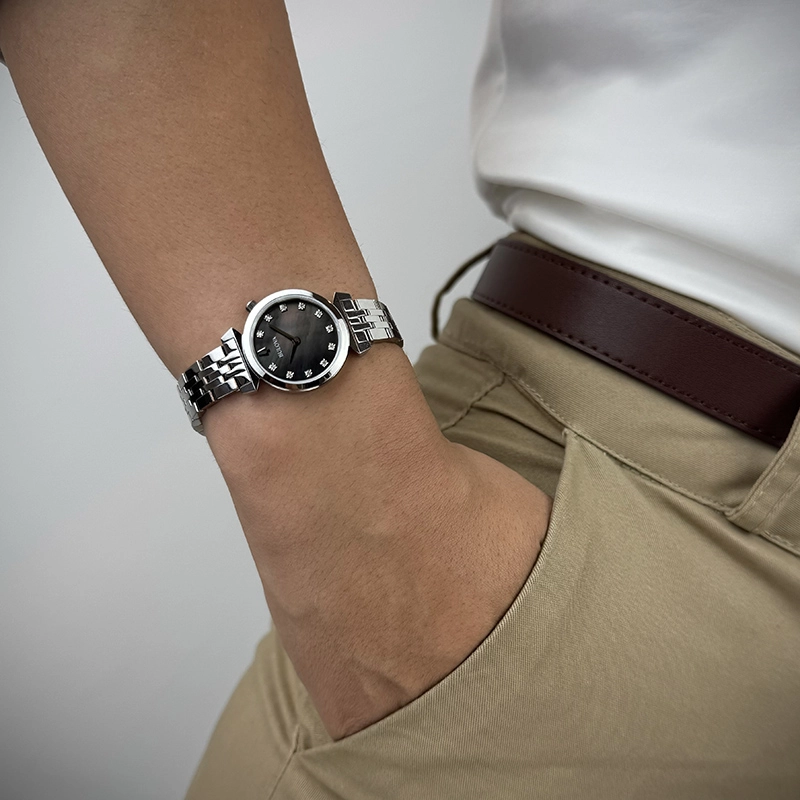 Reloj Bulova análogo, para Dama, tablero redondo colores negro y plateado, estilo puntos, pulso acero color plateado