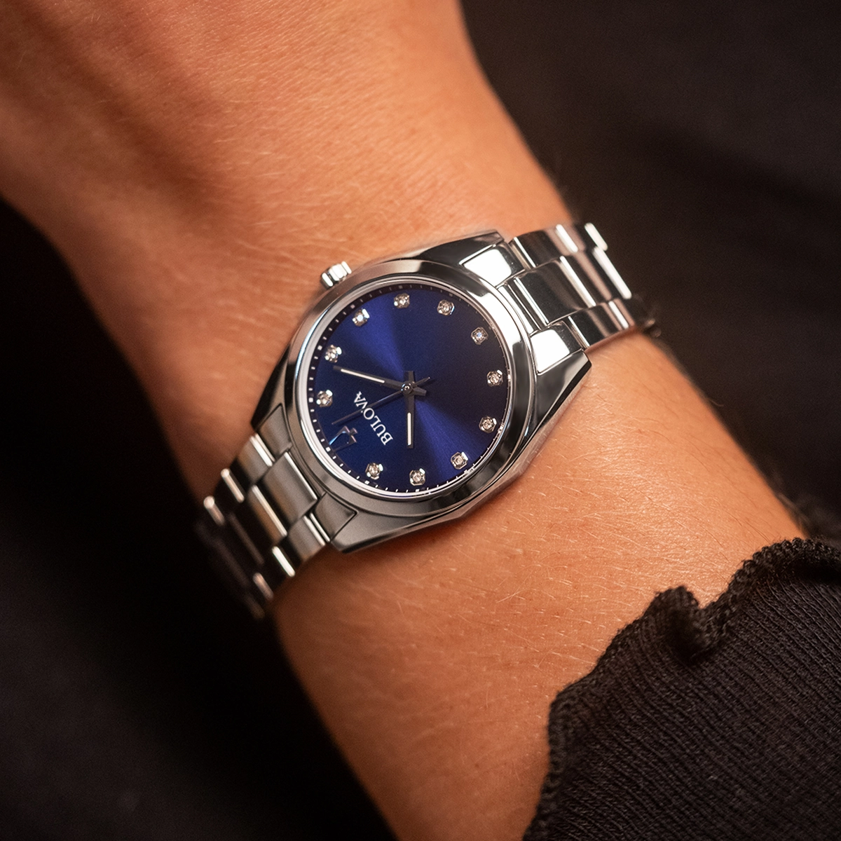 Reloj Bulova analogo, para Dama, tablero redondo color azul, estilo puntos, pulso acero color plateado