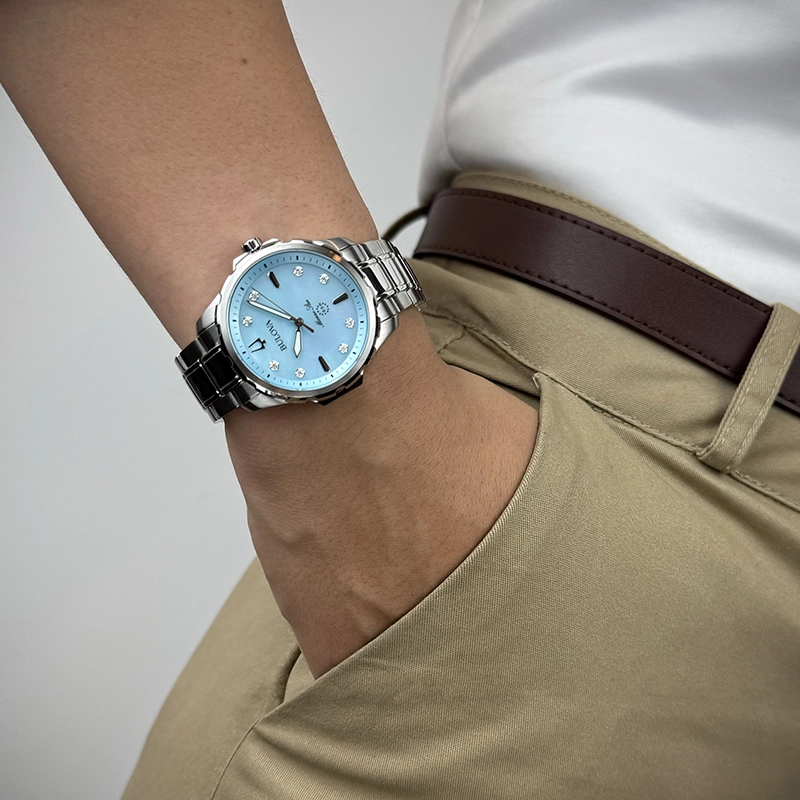 Reloj Bulova analogo, para Dama, tablero redondo color azul, estilo index + puntos, pulso acero color plateado