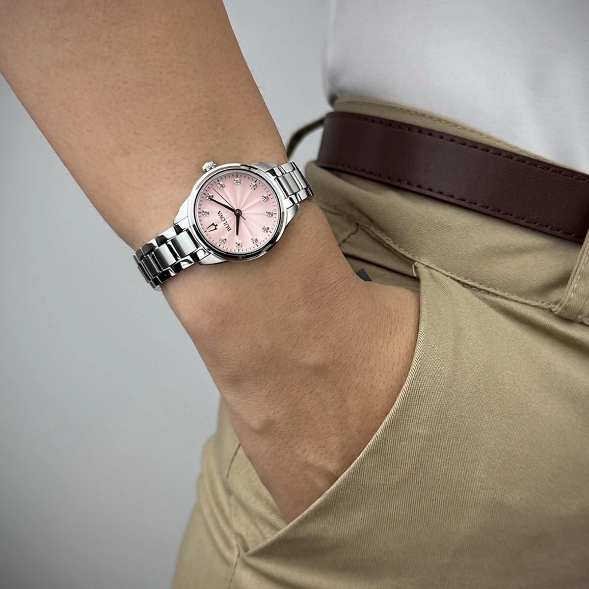 Reloj Bulova analogo, para Dama, tablero redondo colores rosado y plateado, estilo puntos, pulso acero color plateado