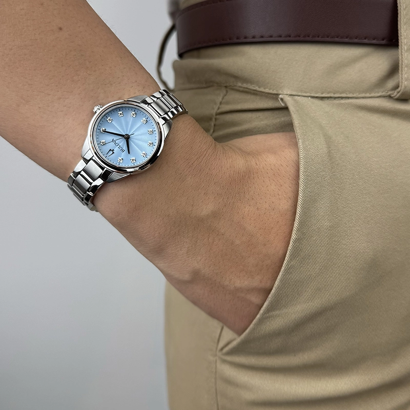 Reloj Bulova analogo, para Dama, tablero redondo color azul, estilo puntos, pulso acero color plateado