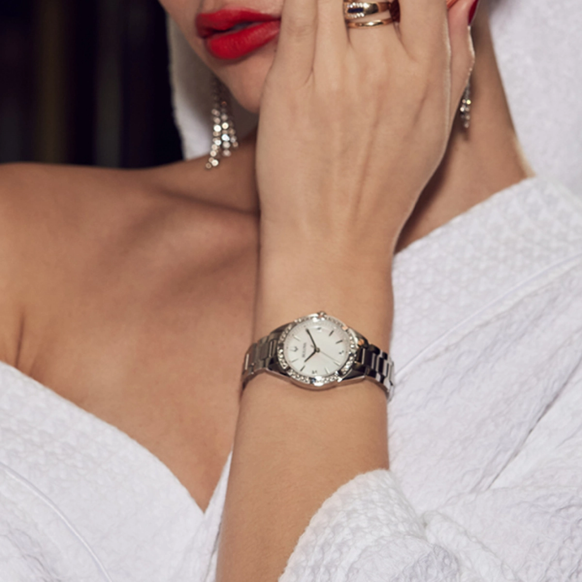 Reloj Bulova análogo, para Dama, tablero redondo color blanco, estilo index + puntos, pulso acero color plateado