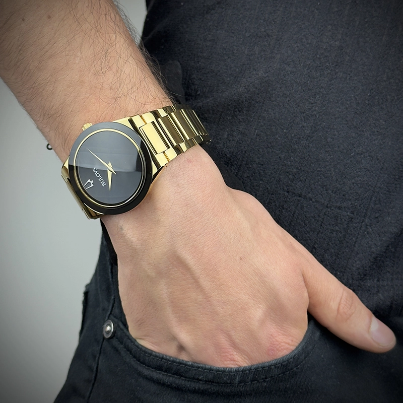 Reloj Bulova análogo, para Hombre, tablero redondo colores negro y dorado, estilo sin números, pulso acero color dorado