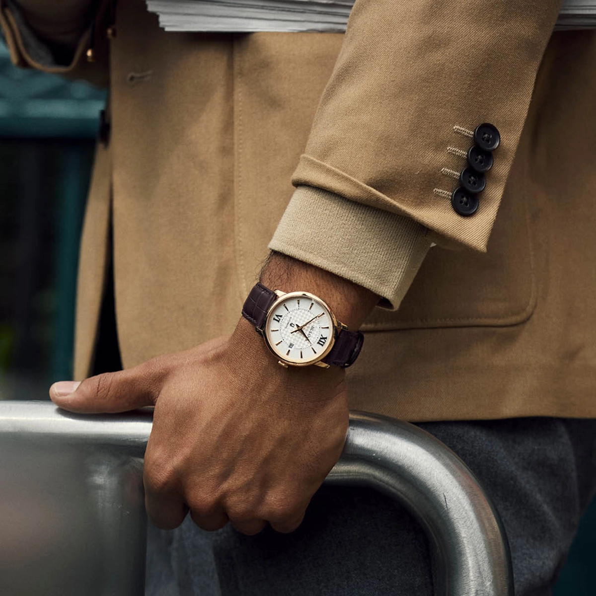 Reloj Bulova análogo, para Hombre, tablero redondo colores plateado y rosa, estilo index + romano, pulso cuero color café, calendario
