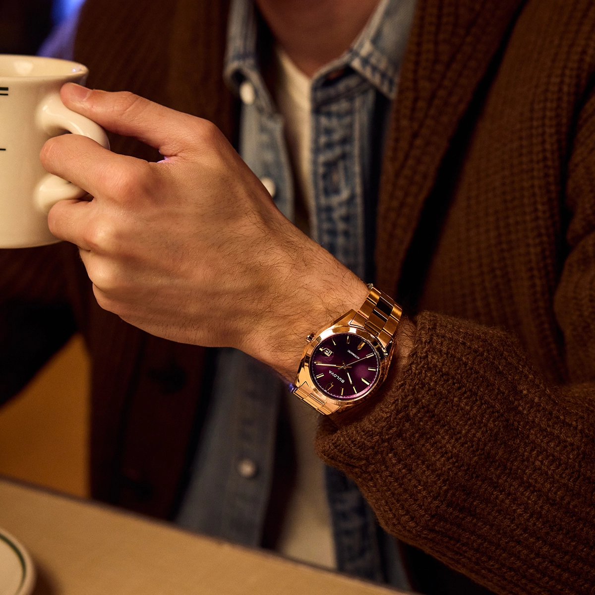 Reloj Bulova análogo, para Hombre, tablero redondo color morado, estilo index, pulso acero color rosa, calendario