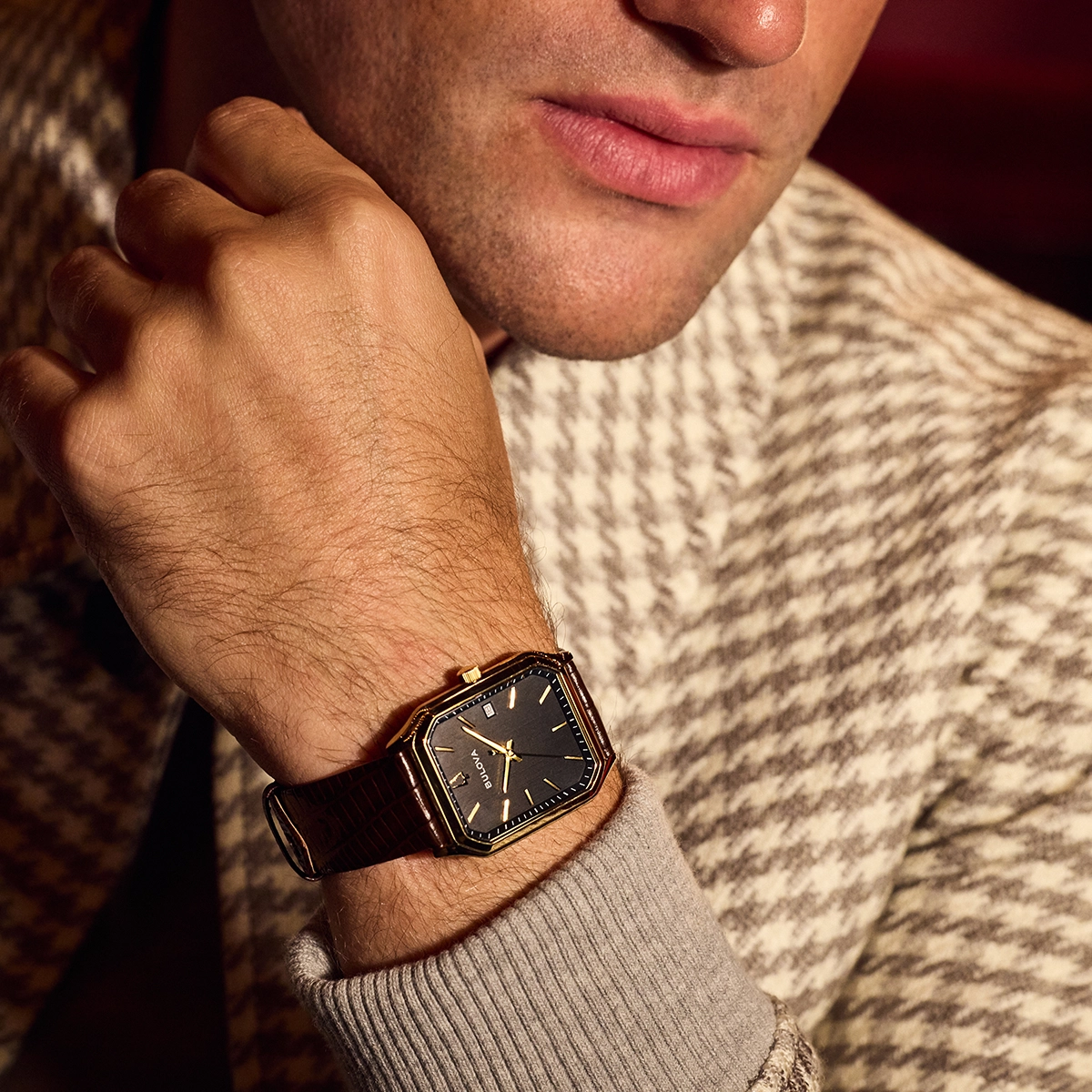 Reloj Bulova análogo, para Hombre, tablero rectangular color negro, estilo index, pulso cuero color café, calendario