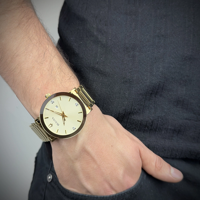 Reloj Bulova análogo, para Hombre, tablero redondo color dorado, estilo index + puntos, pulso acero color dorado, calendario
