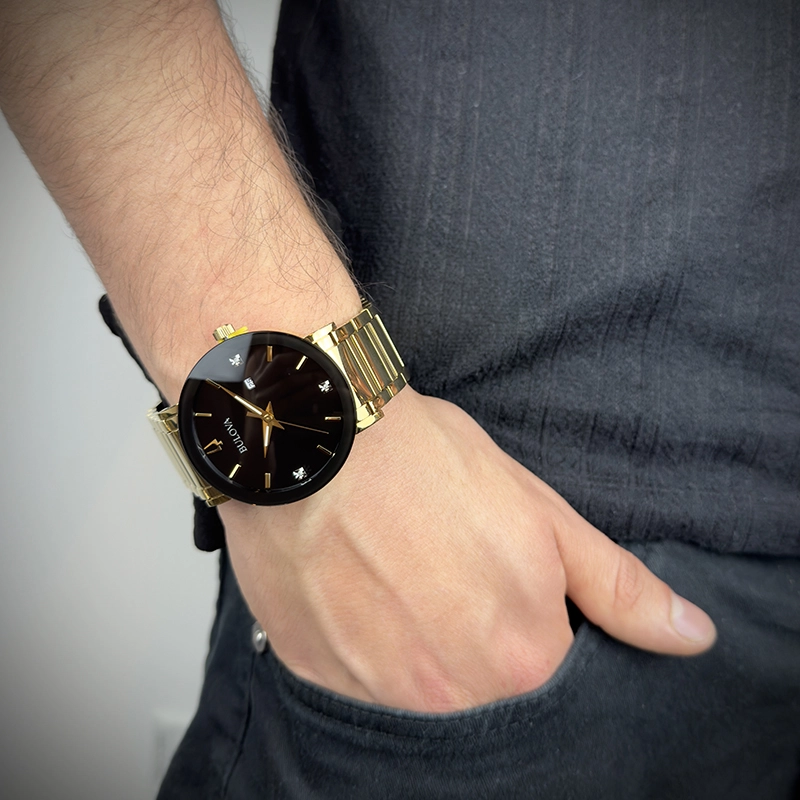 Reloj Bulova análogo, para Hombre, tablero redondo colores negro y dorado, estilo index + puntos, pulso acero color dorado, calendario