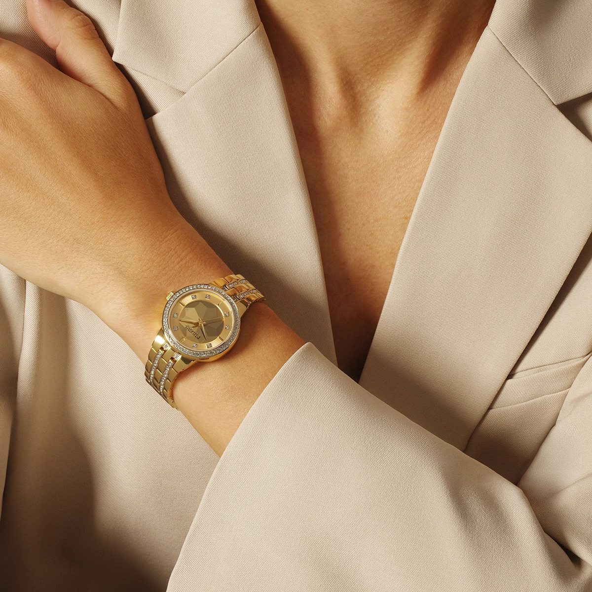 Reloj Bulova análogo, para Dama, tablero redondo color dorado, estilo index + puntos, pulso acero color dorado
