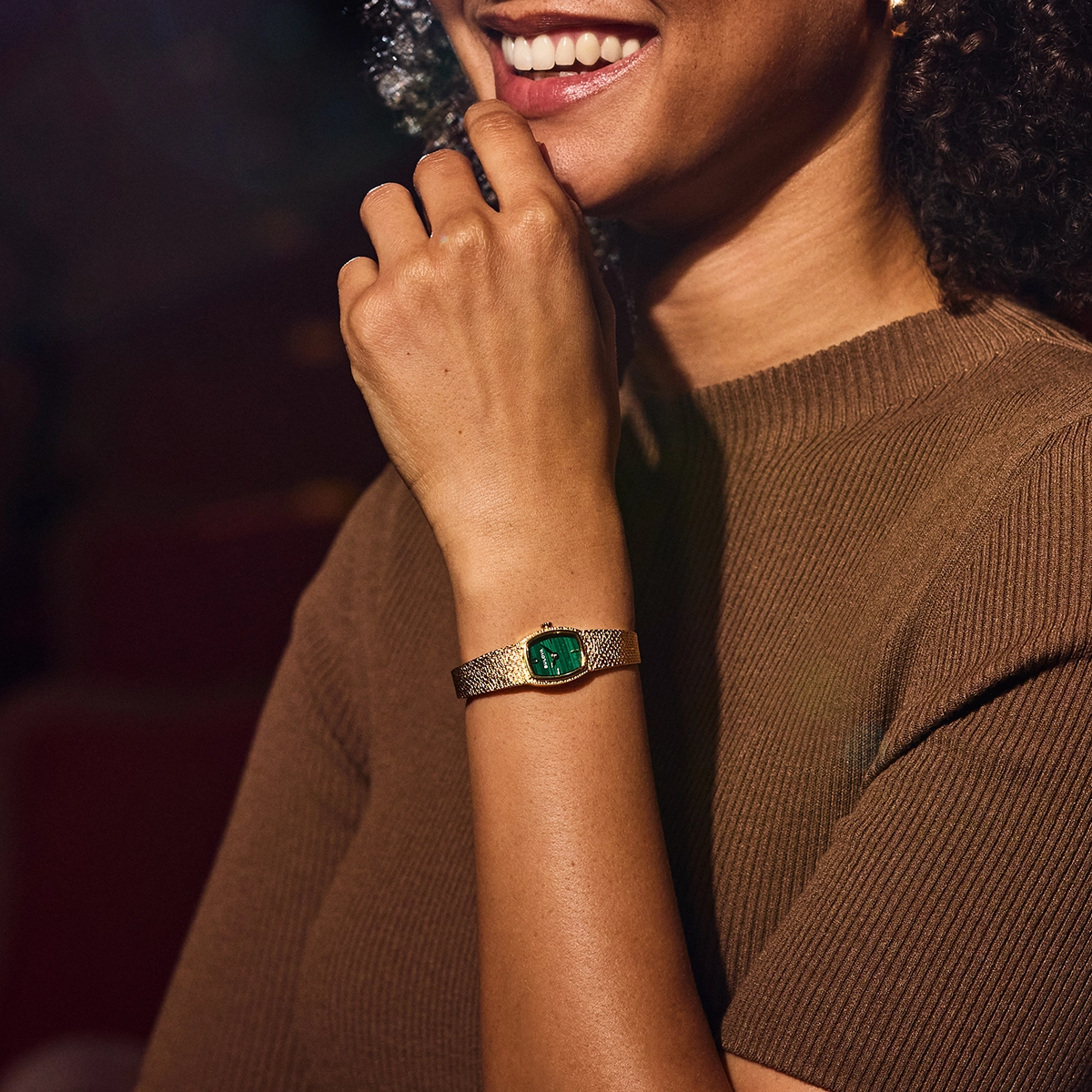 Reloj Bulova análogo, para Dama, tablero rectangular color verde, estilo index, pulso acero color dorado