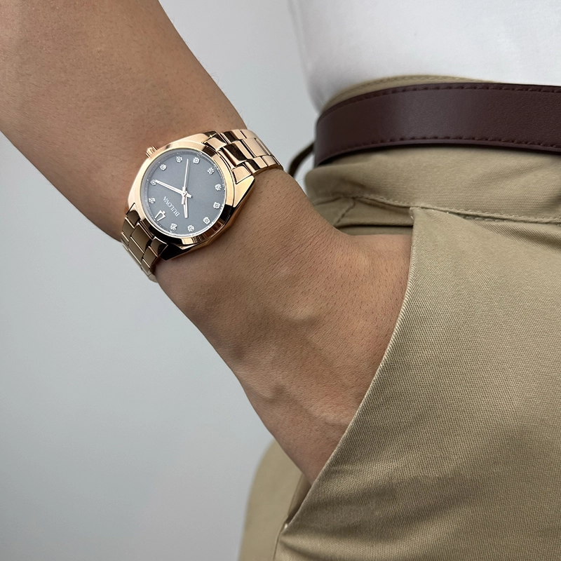 Reloj Bulova analogo, para Dama, tablero redondo color gris, estilo puntos, pulso acero color rosa
