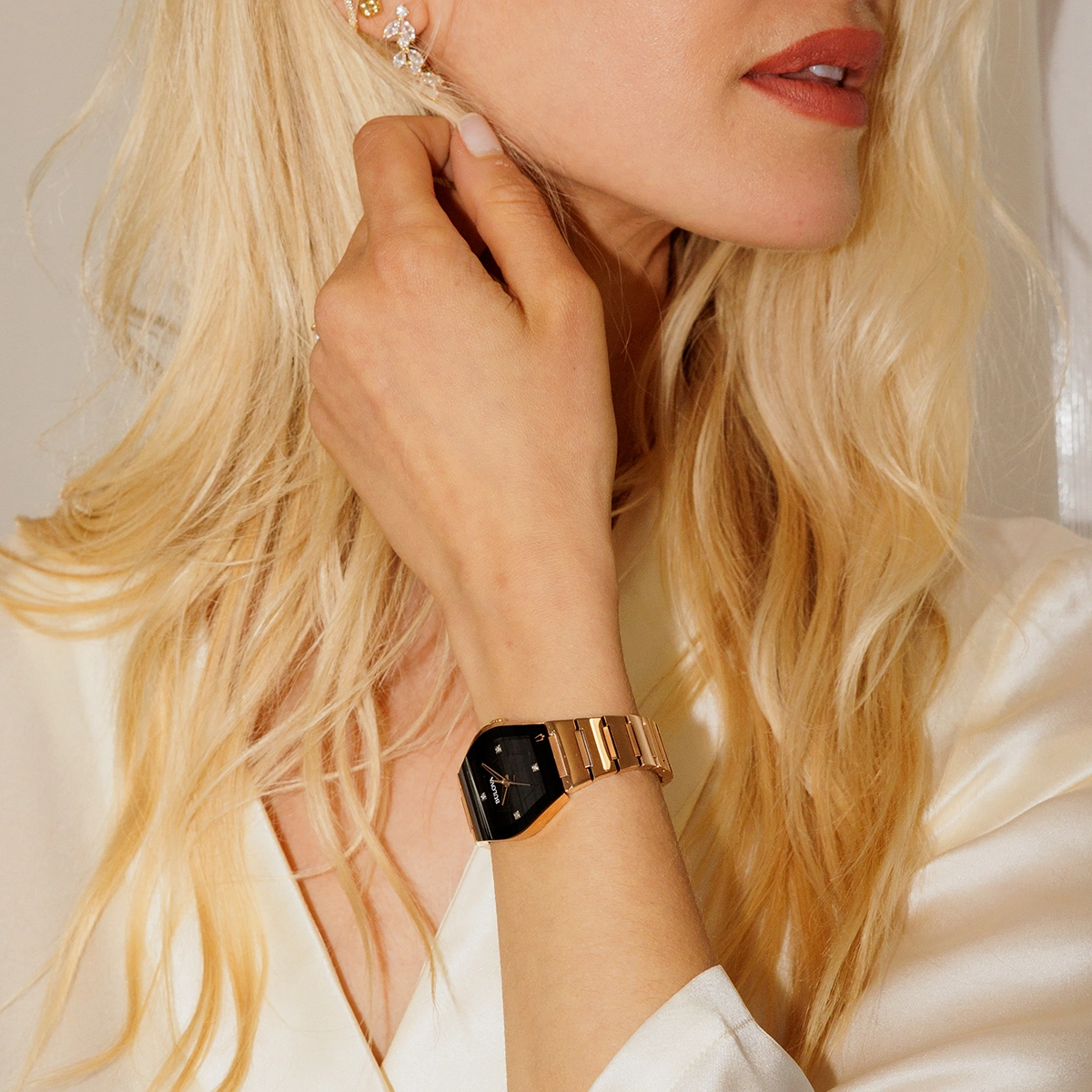Reloj Bulova análogo, para Dama, tablero cuadrado color negro, estilo puntos, pulso acero color rosa