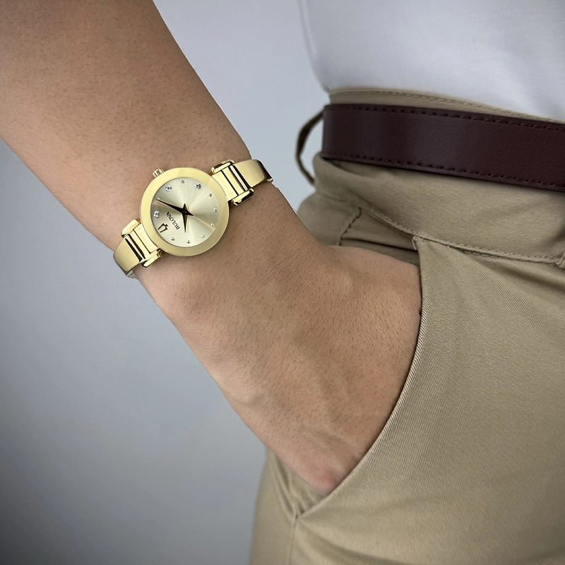 Reloj Bulova análogo, para Dama, tablero redondo color dorado, estilo puntos, pulso acero color dorado